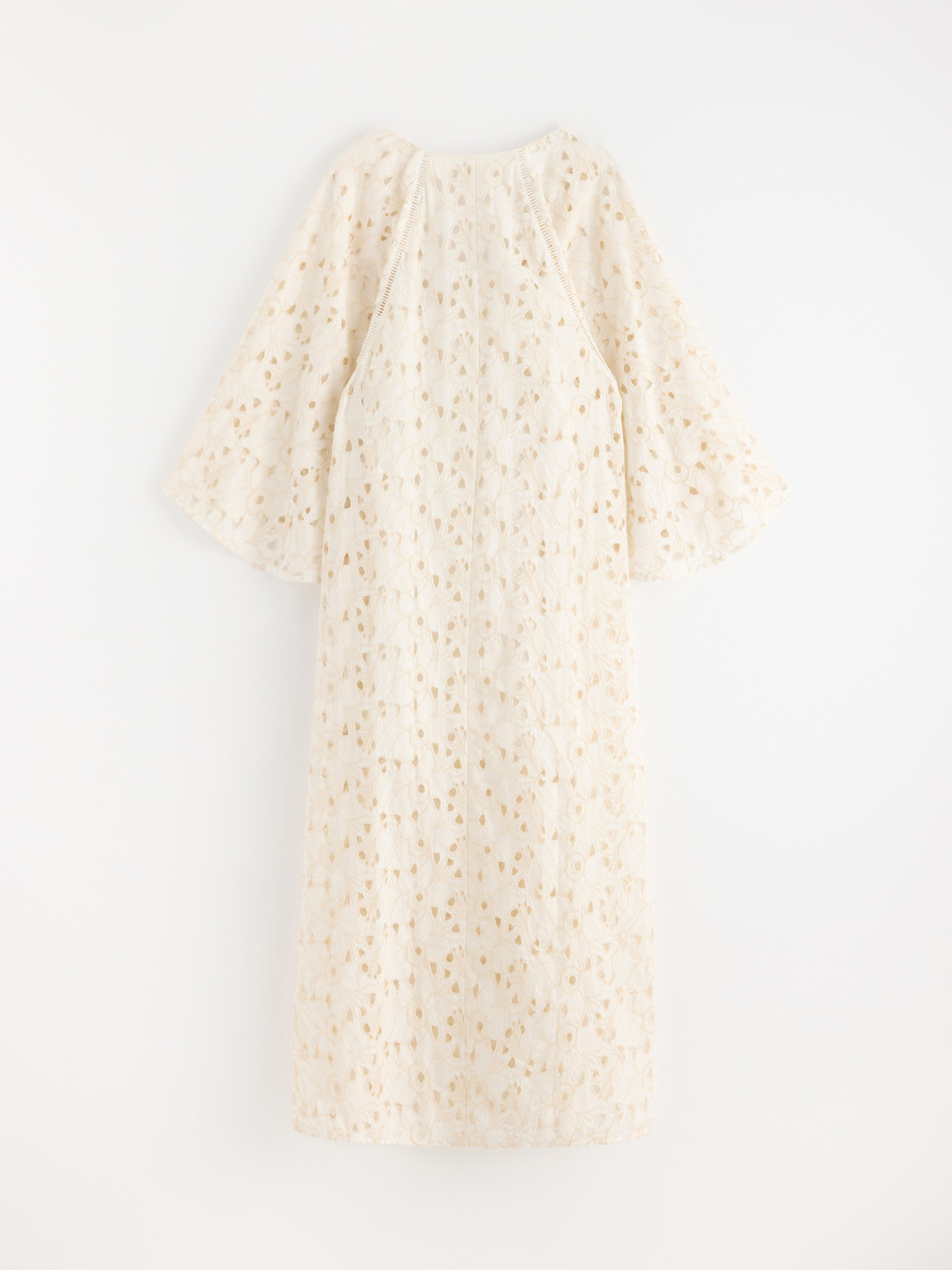 Vestido longo com bordado inglês branco claro
