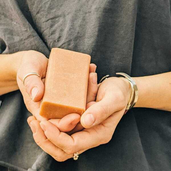 Jabón de menta y pomelo rosa con manteca de mango de Wylder Naturals, 120 g