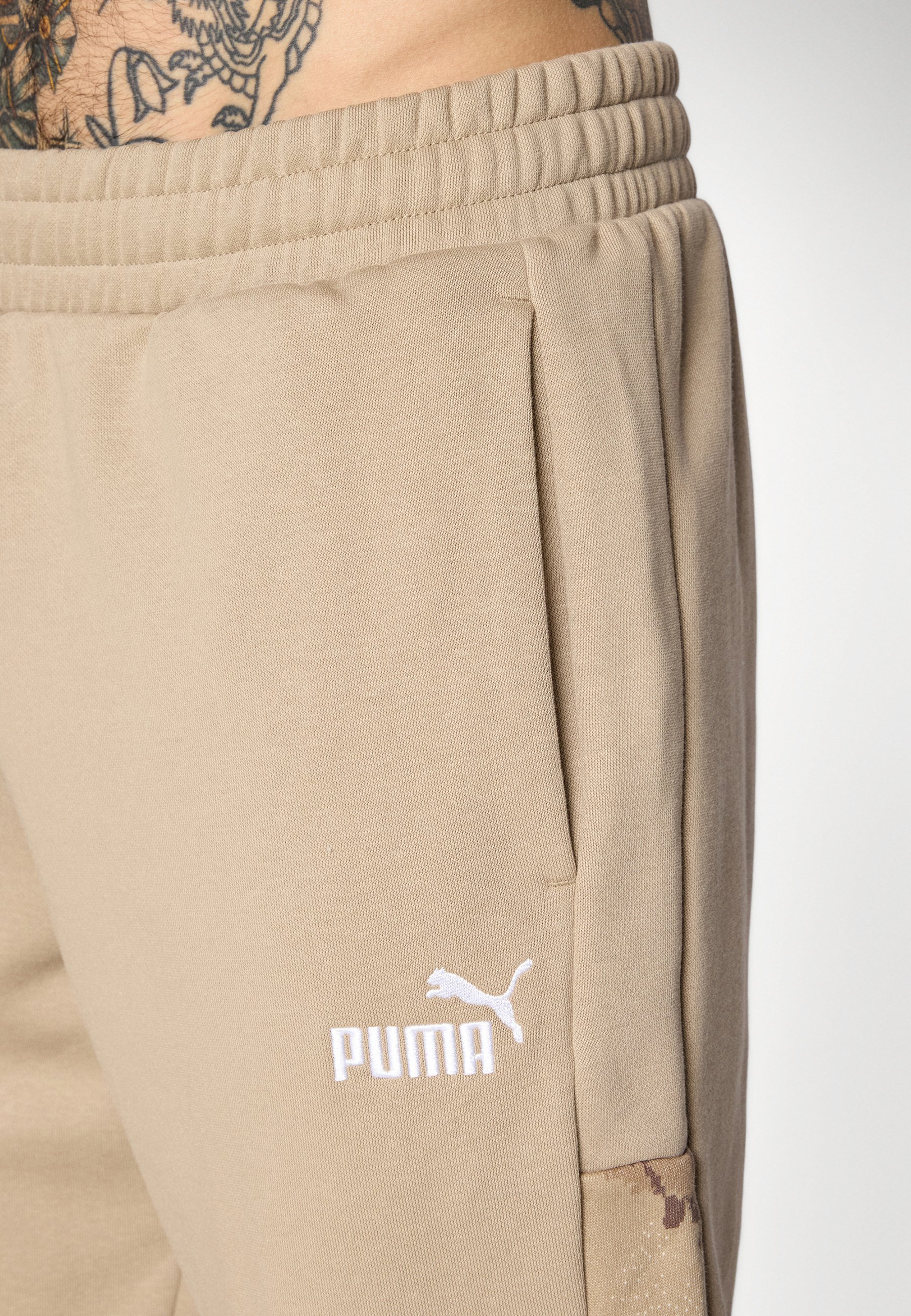 Pantalon de survêtement Puma CAMO - café glacé