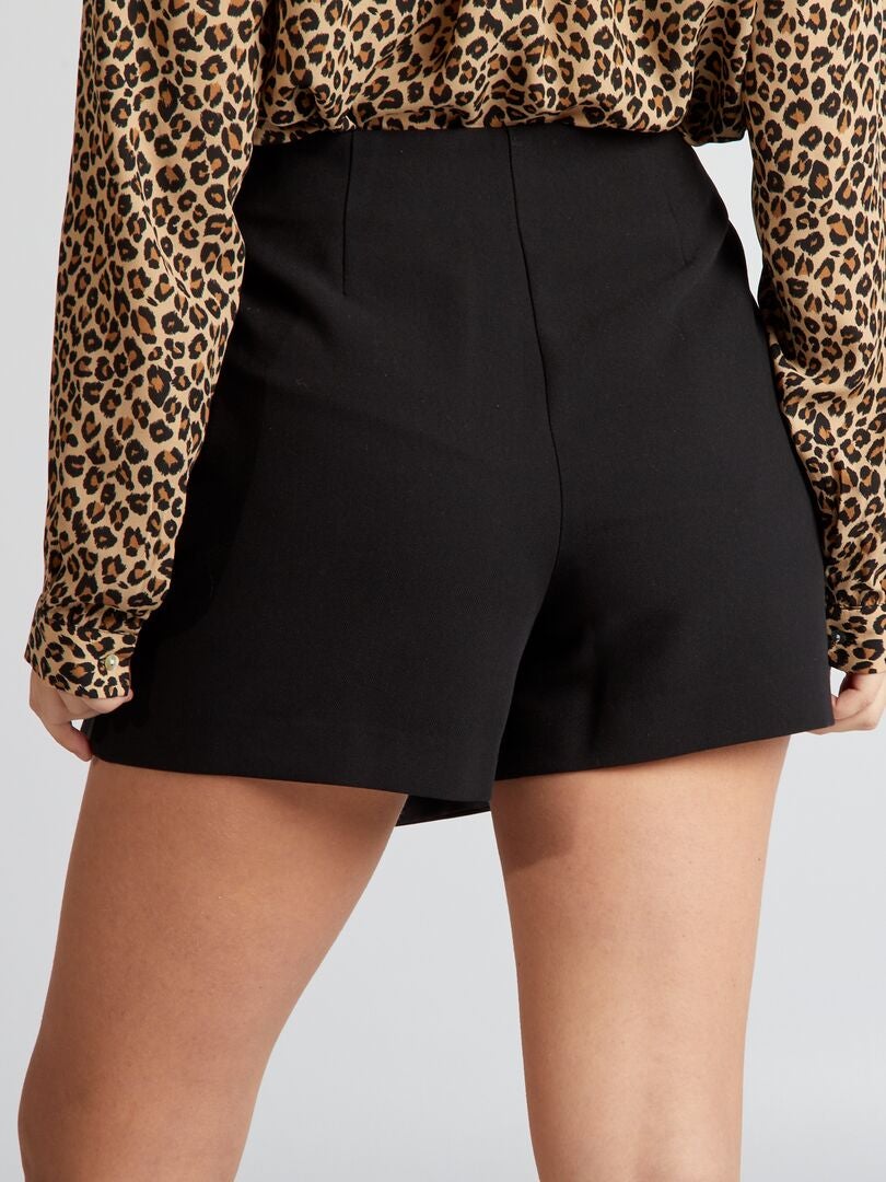 Shorts met rokje-effect en knoopjes - Zwart