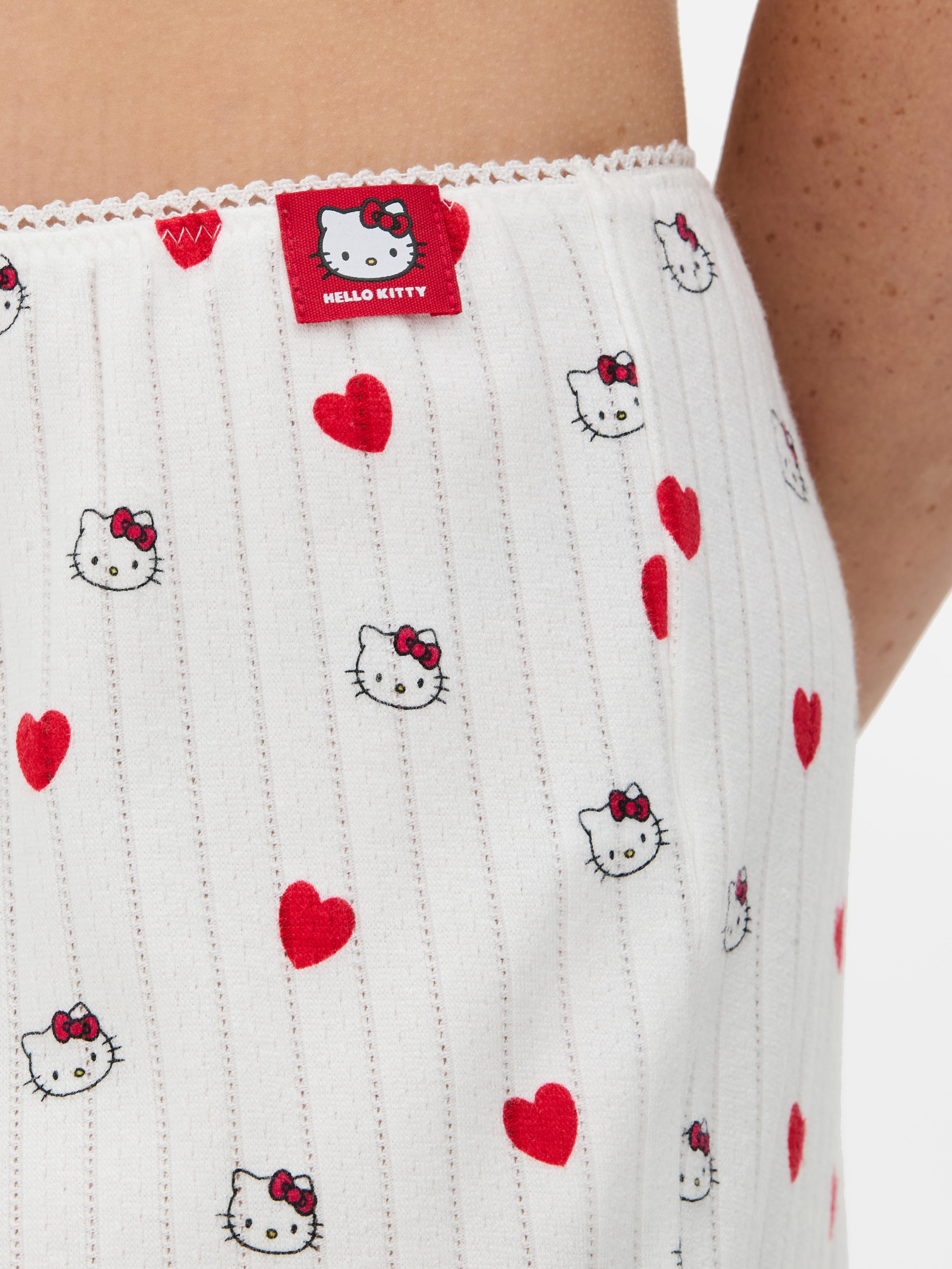 Pantaloni scurți de pijama Hello Kitty cu motive ajurate. Un pantaloni scurți de pijama moi cu motive ajurate, decorați cu motive Hello Kitty.