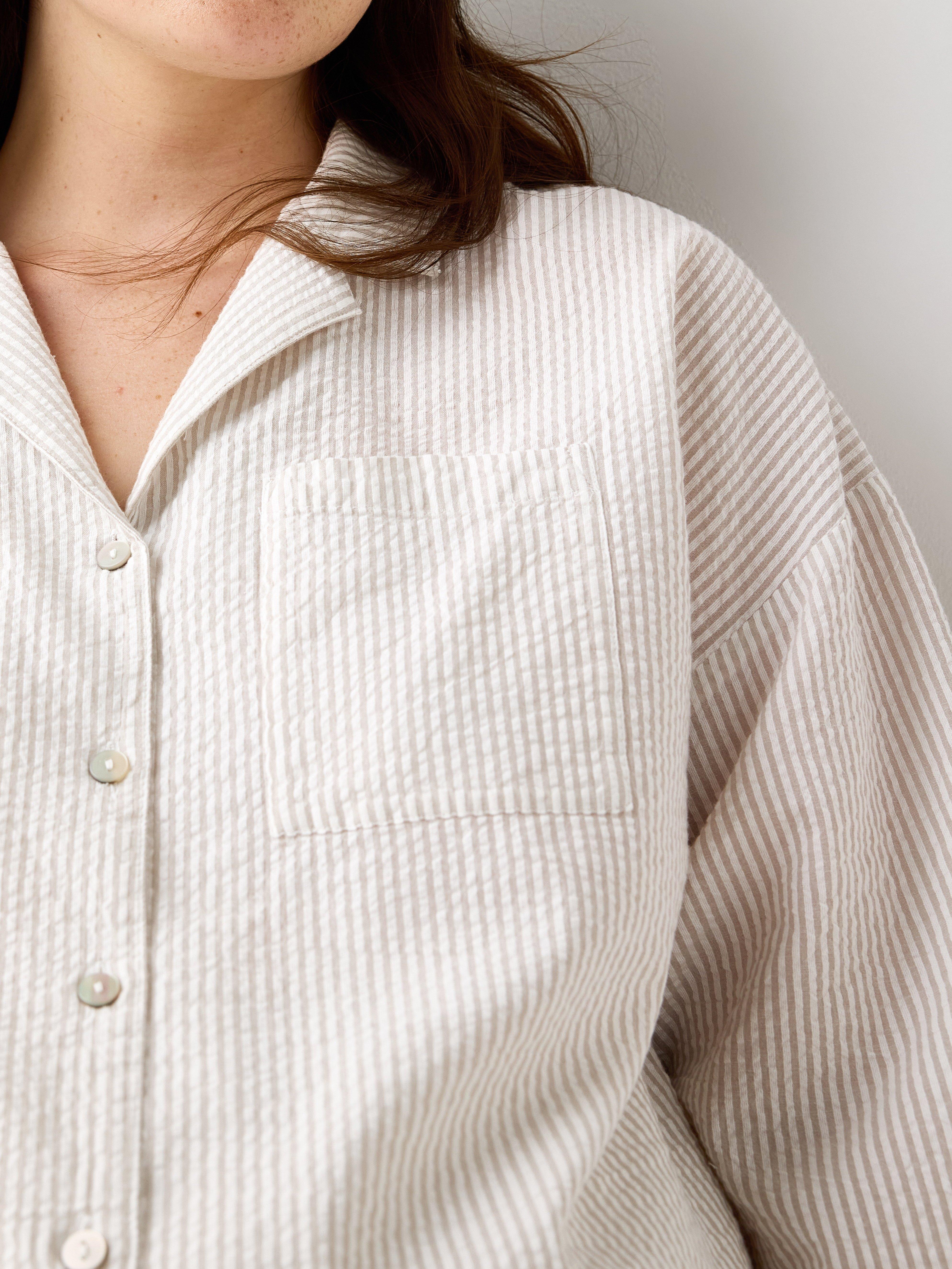 Camisón en color beige claro.
