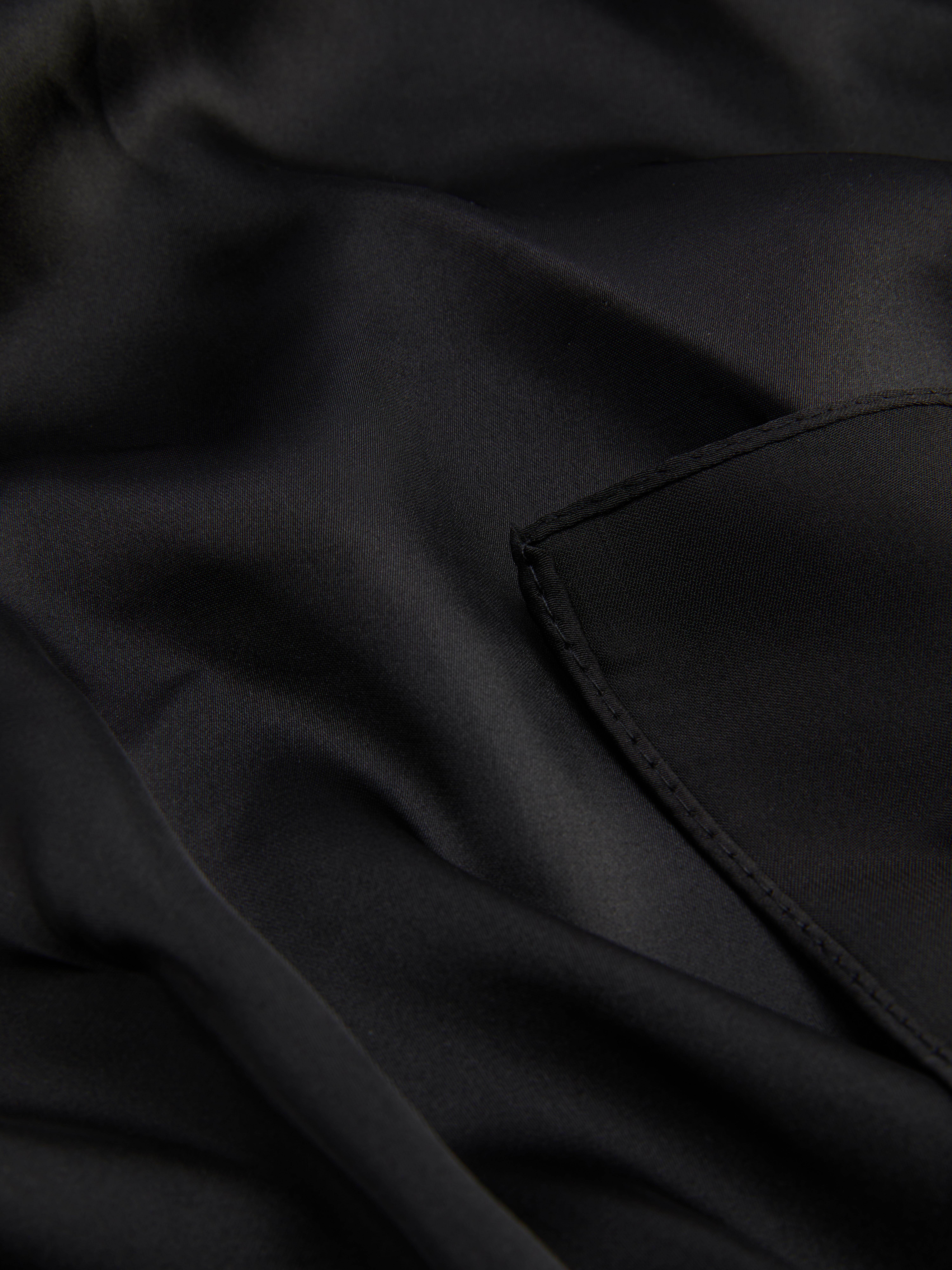 Eșarfă clasică din satin. Această eșarfă mătăsoasă este un plus elegant pentru orice ținută.