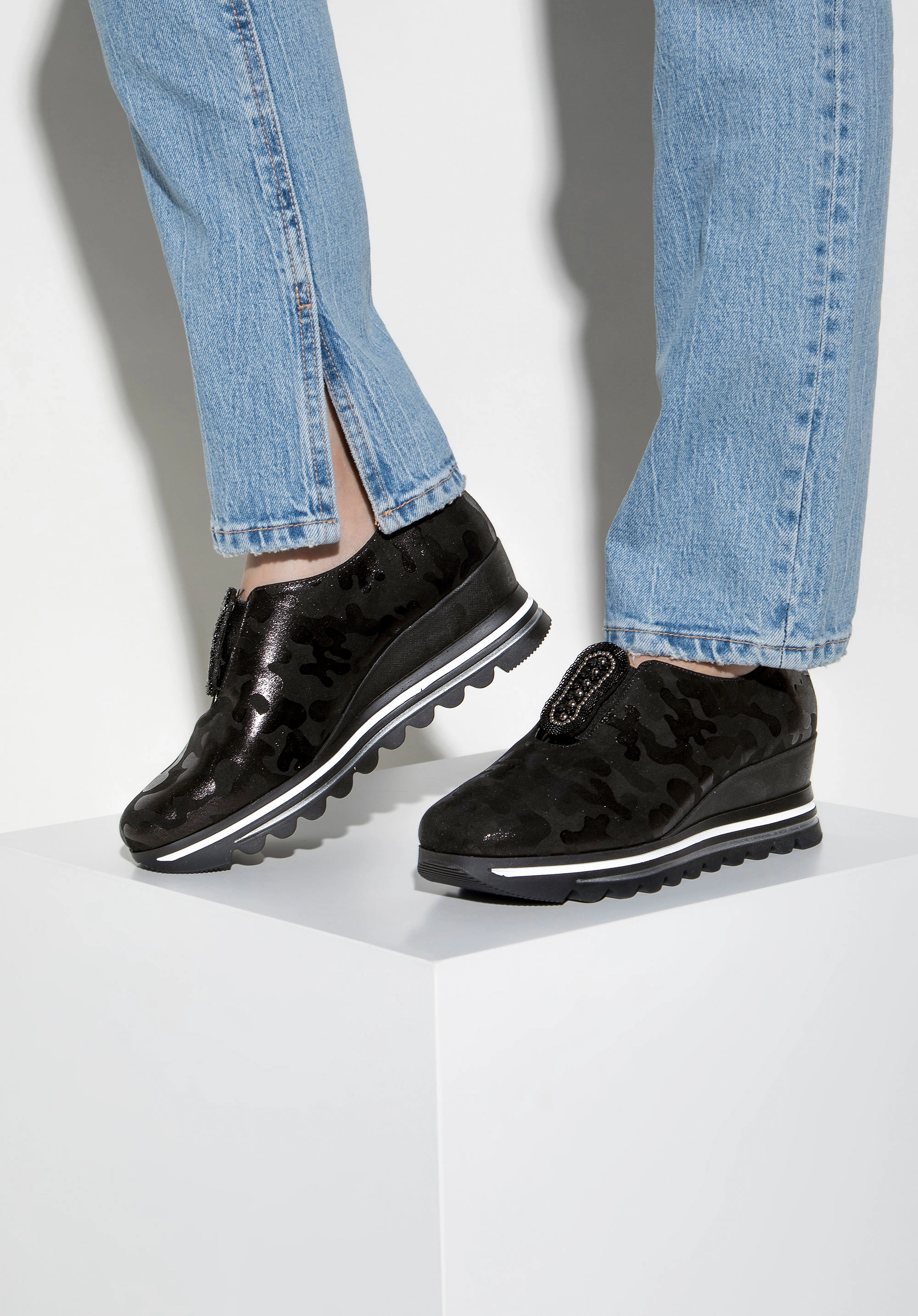 Damskie sneakersy metaliczne na platformie czarne