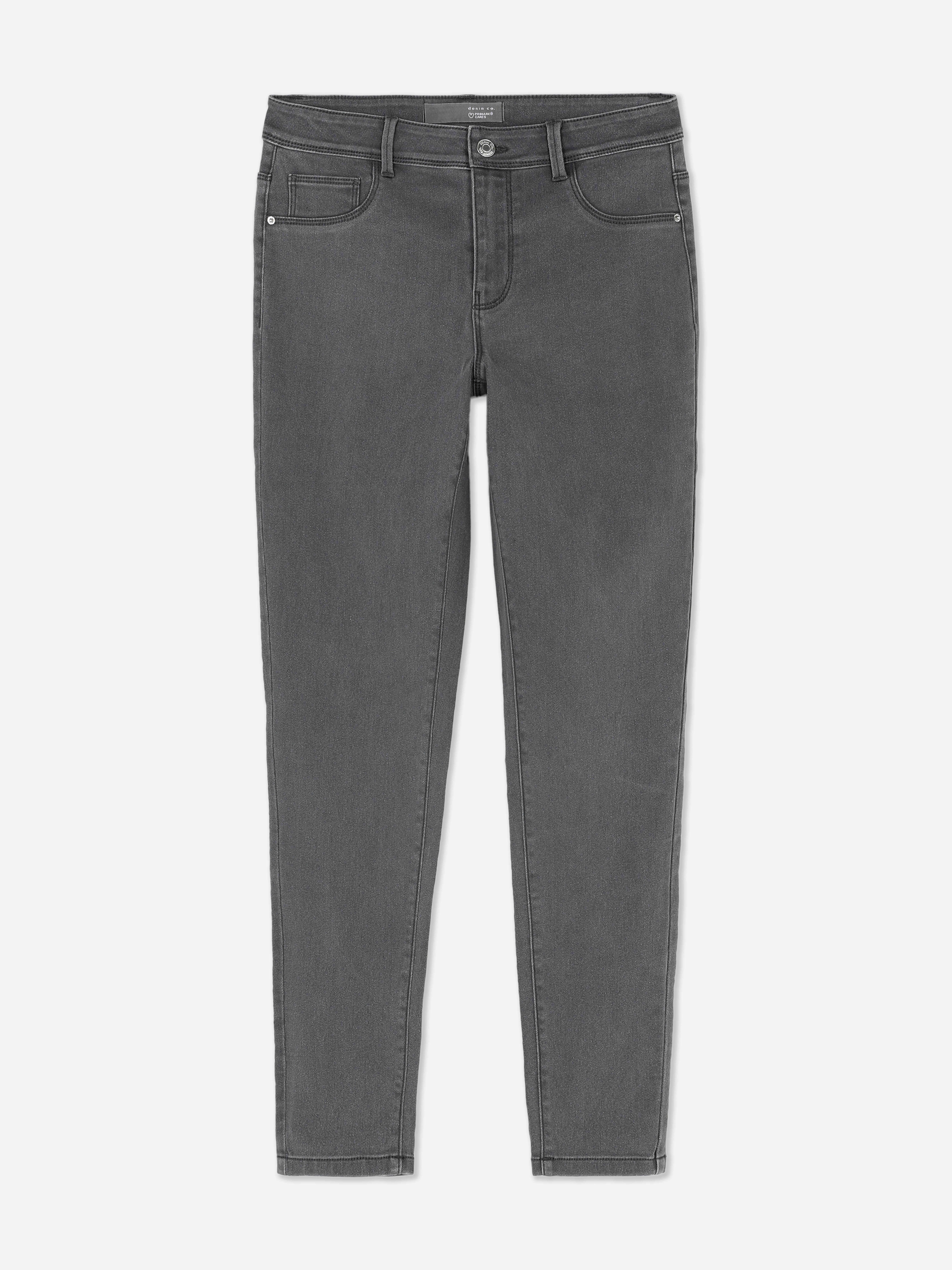 Blugi skinny simpli cu talie medie. Blugii sunt un must-have, iar noi adorăm acest stil mulat.