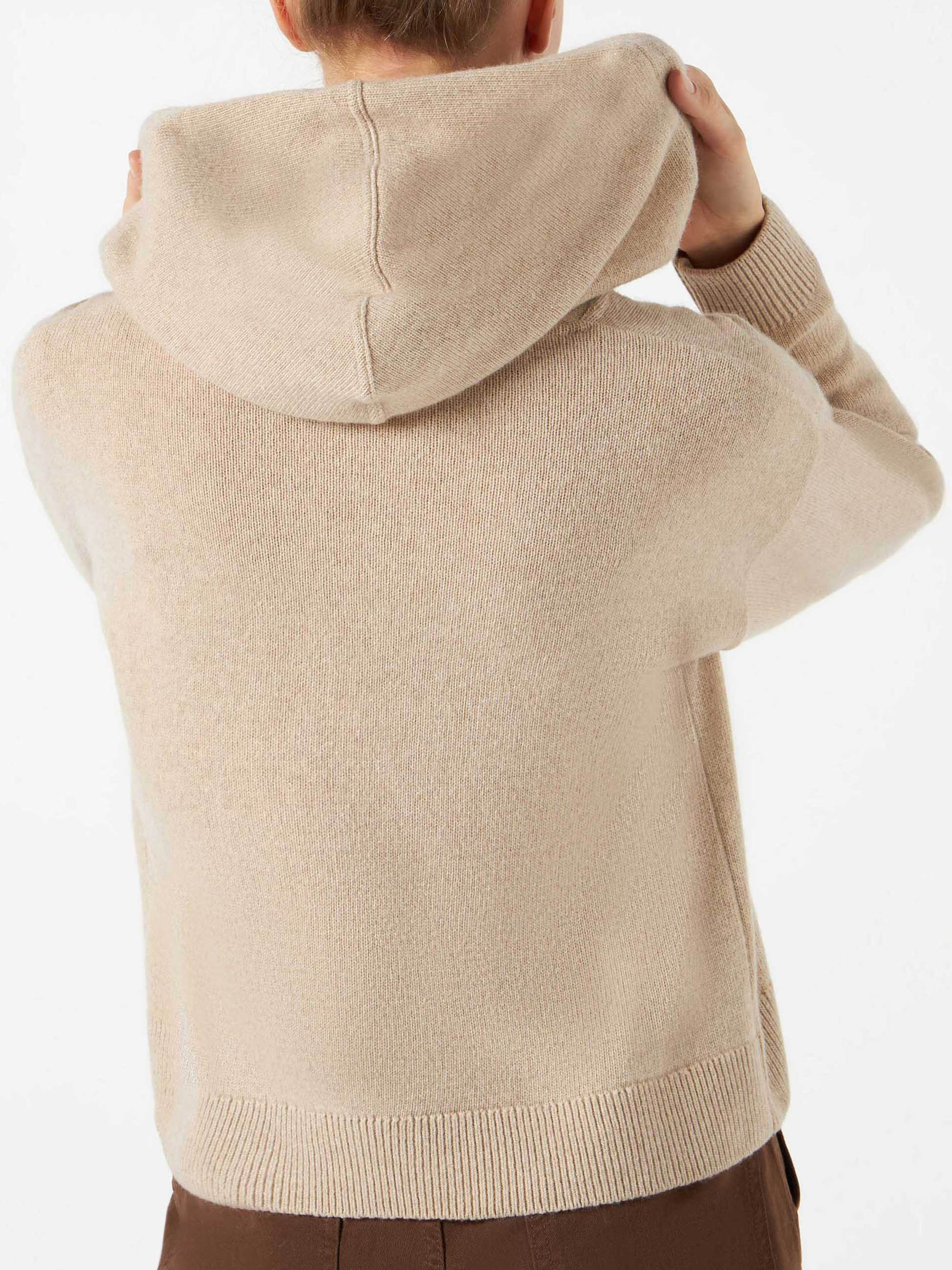Damehættetrøje med cropped strik og broderi til fridagene