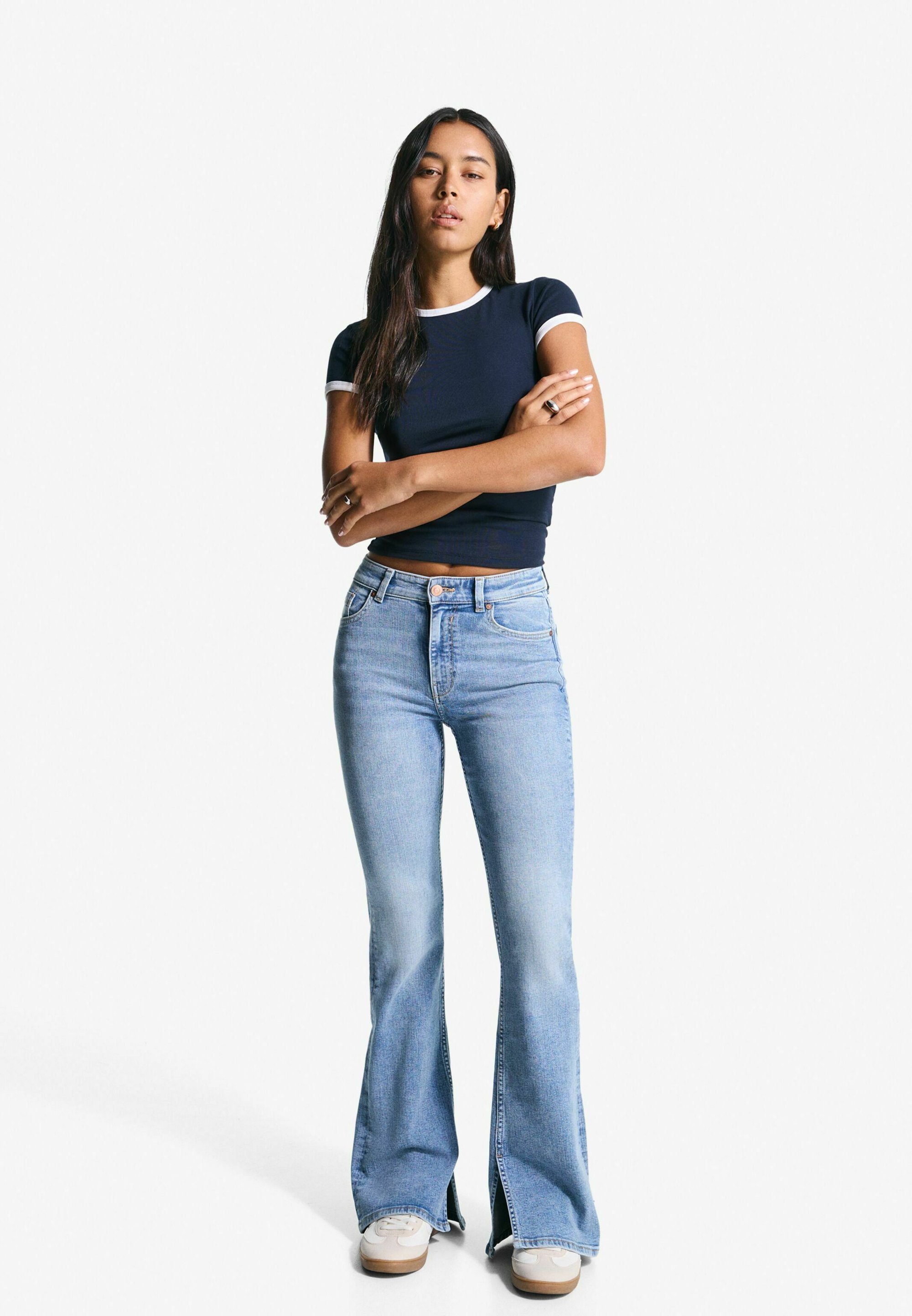Bershka SPLIT-HEM - Flared Jeans - lichtblauwe denim