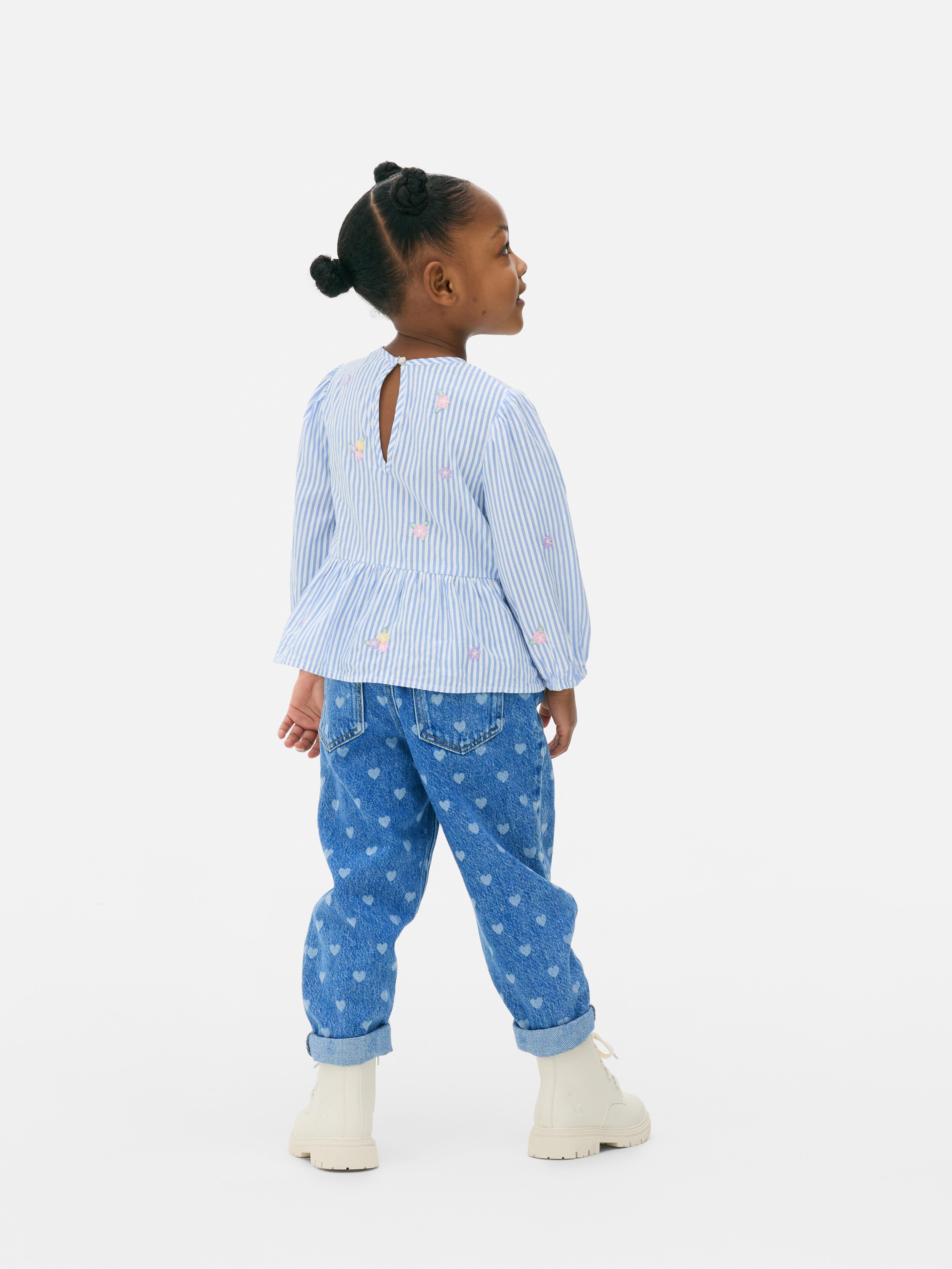 Bluse mit Blumenmuster und Schleife. Eine Bluse mit Schleife, langen Ärmeln, Blumenstickerei und einem Schlüssellochverschluss am Rücken.