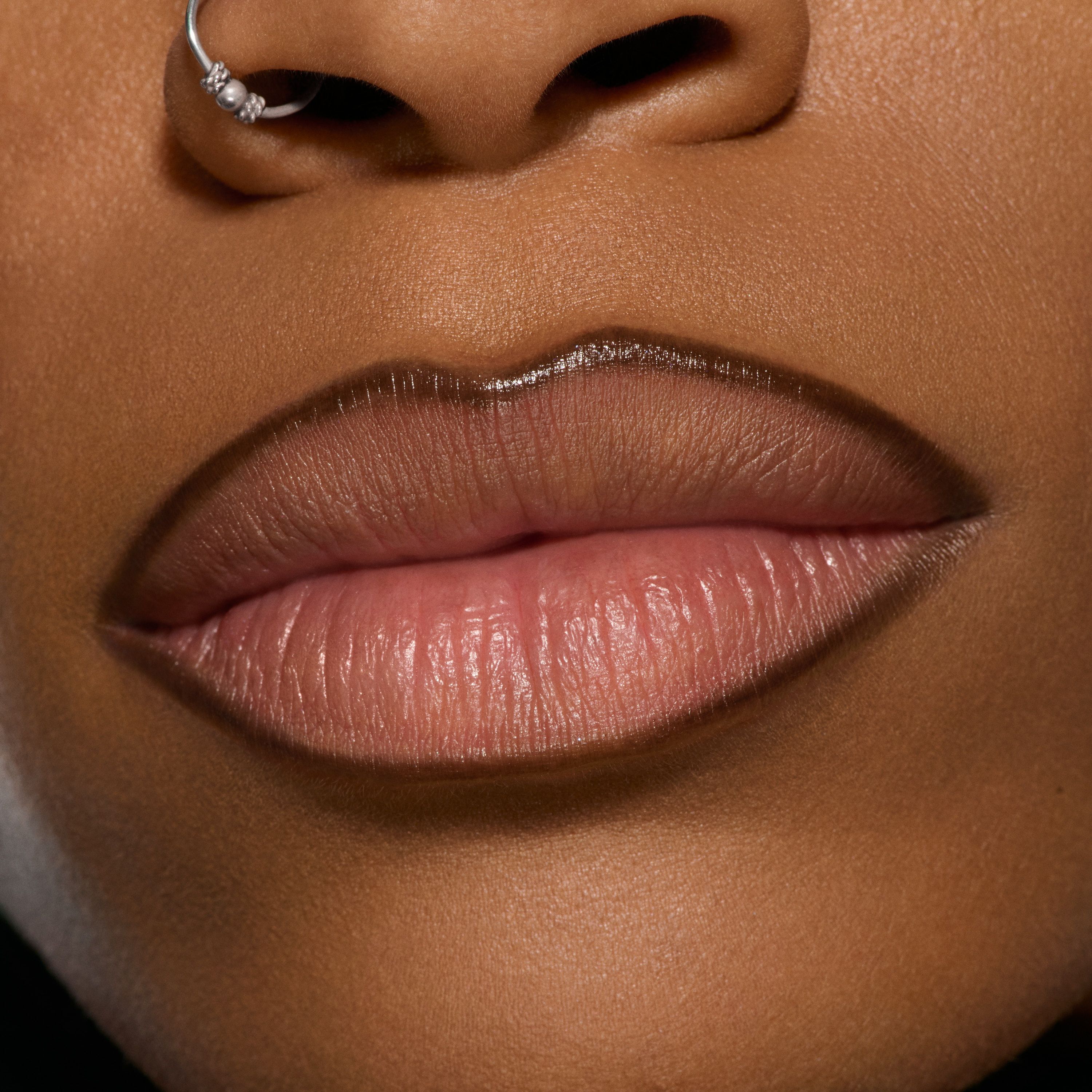 „Lipglazer Glossy Liner“ Prabangūs lūpų kontūro pieštukai