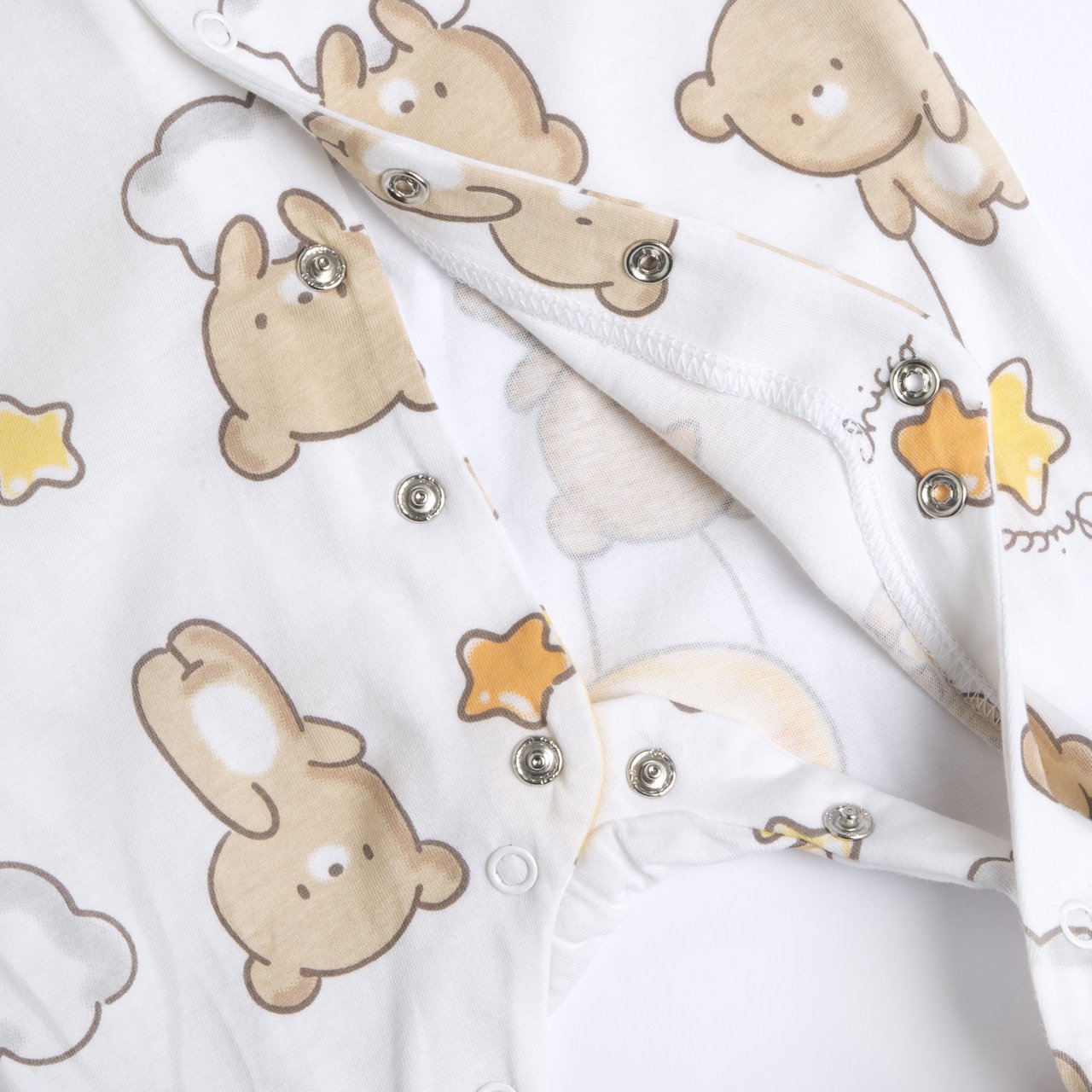 Babypyjama met dierenprint en opening aan de voorkant.
