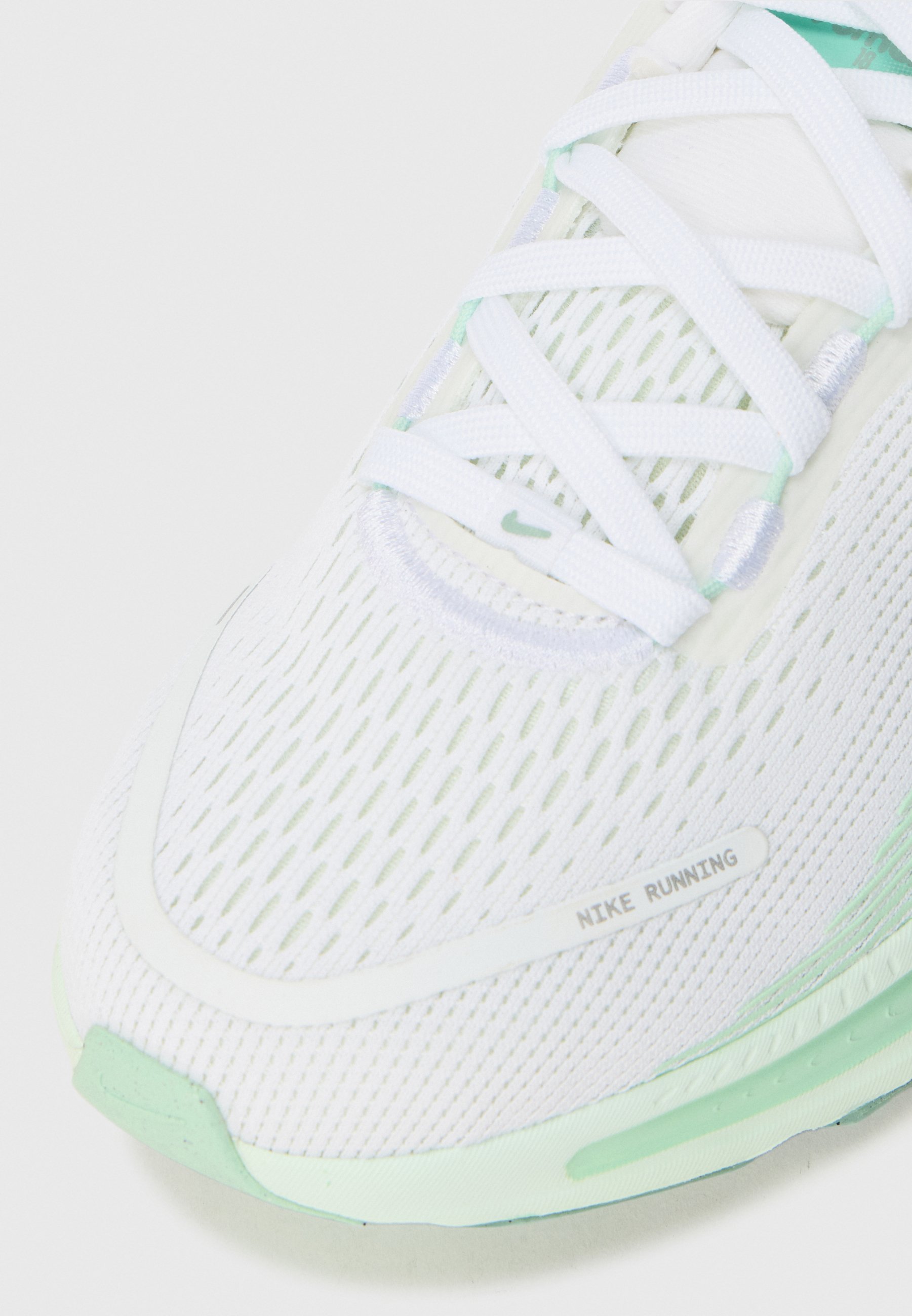 Nike Performance VOMERO 18 UNISEX - Hardloopschoenen voor op de weg - wit/cannon/bleek turkoois/mint
