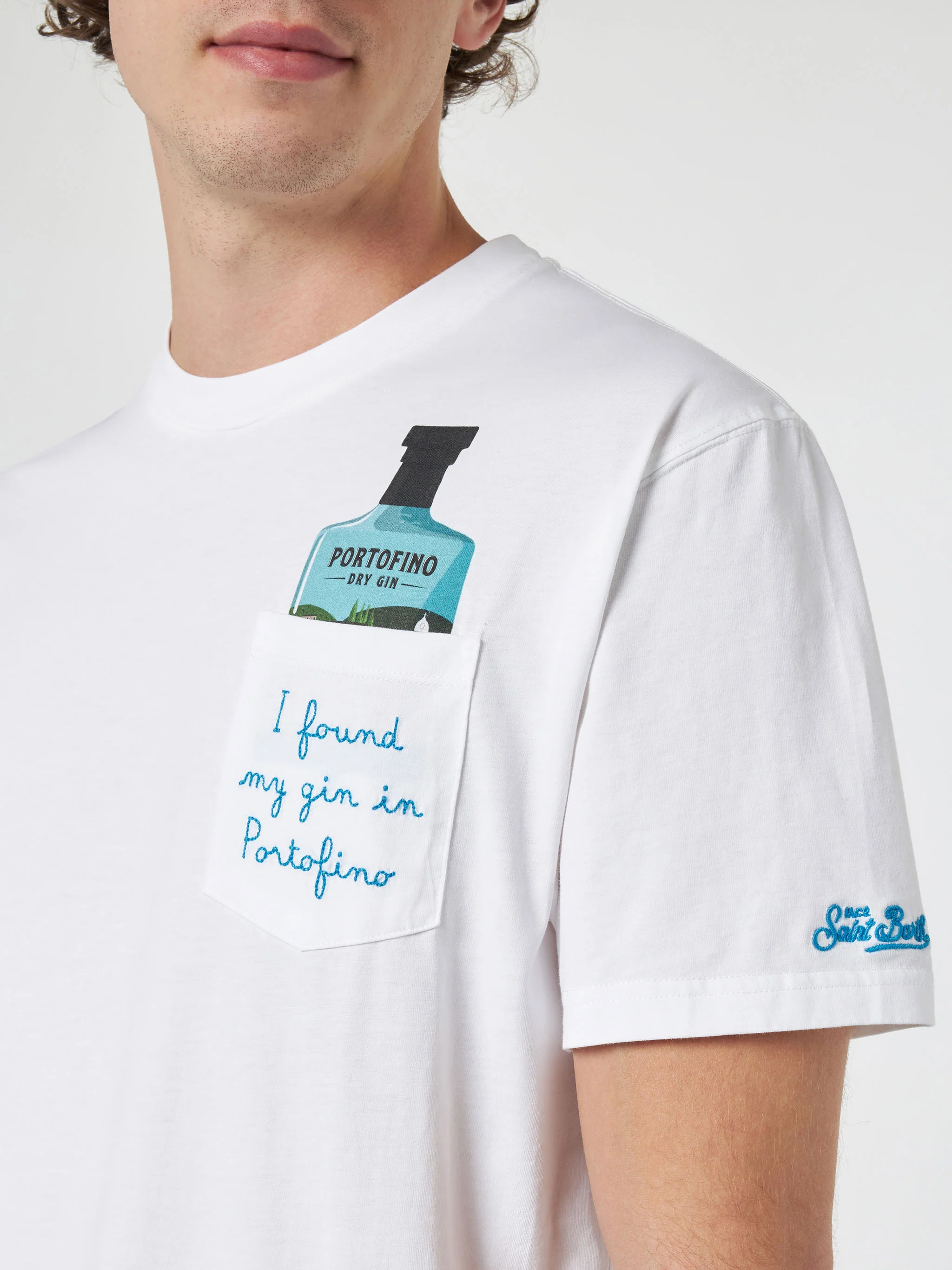 Austin T-shirt | Speciale editie print van een Portofino ginfles | Witte katoenen jersey | Geborduurd: I Found My Gin in Portofino | MC2 Saint Barth