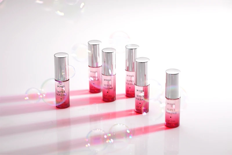 Vlažilno olje Petitfée Super Volume Oil, ki optično poveča ustnice