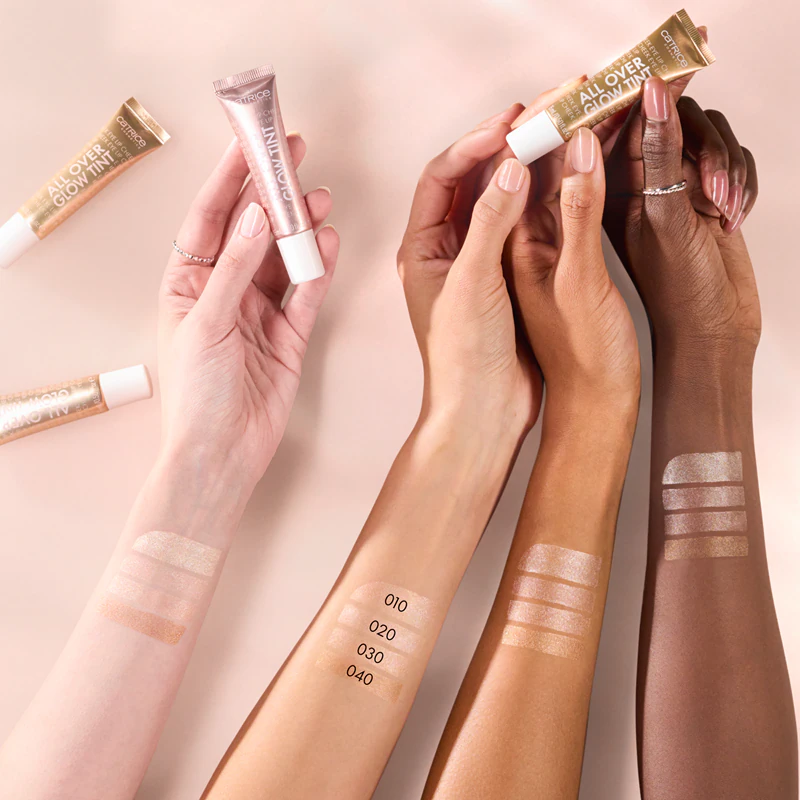 Catrice All Over Glow Tint is een multifunctioneel cosmeticaproduct voor oog-, lip- en gezichtsmake-up.