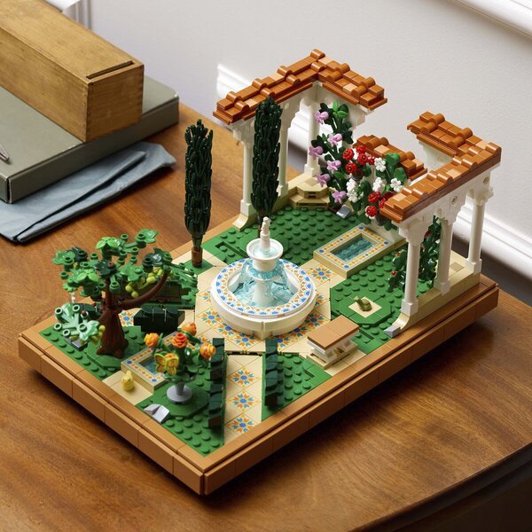 LEGO Icons 10359 Vrt z vodnjakom