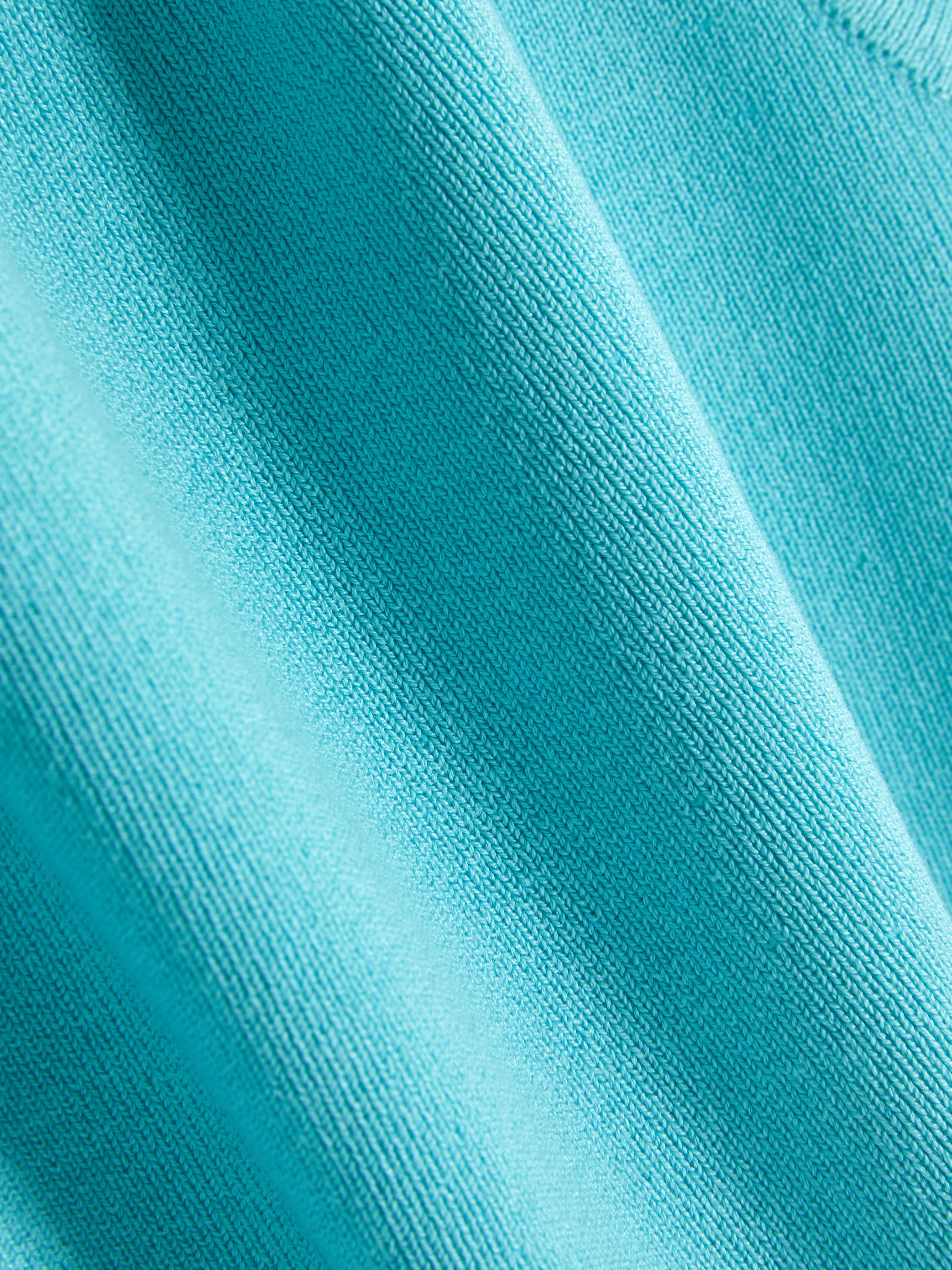 Maglia a girocollo Una maglia con girocollo e lavorazione a maglia
