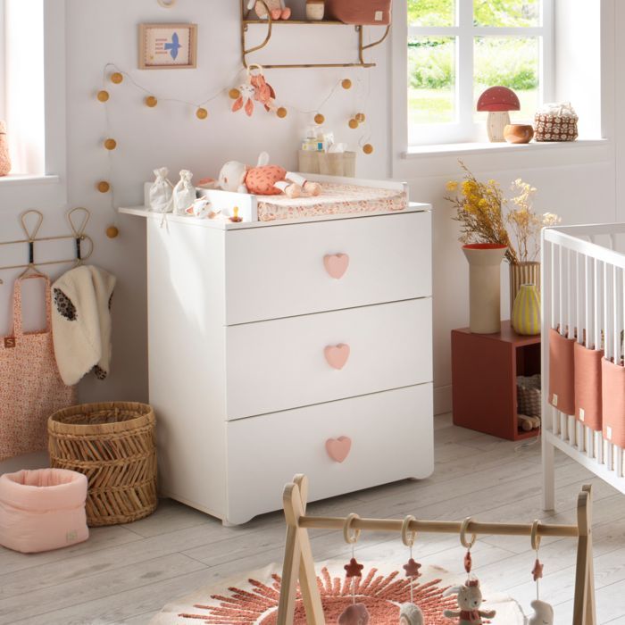 Chambre bébé complète Basic, Lit 120x60 tout barreaux, Commode à langer 3 tiroirs et Armoire 2 portes - boutons cœur - BASIC