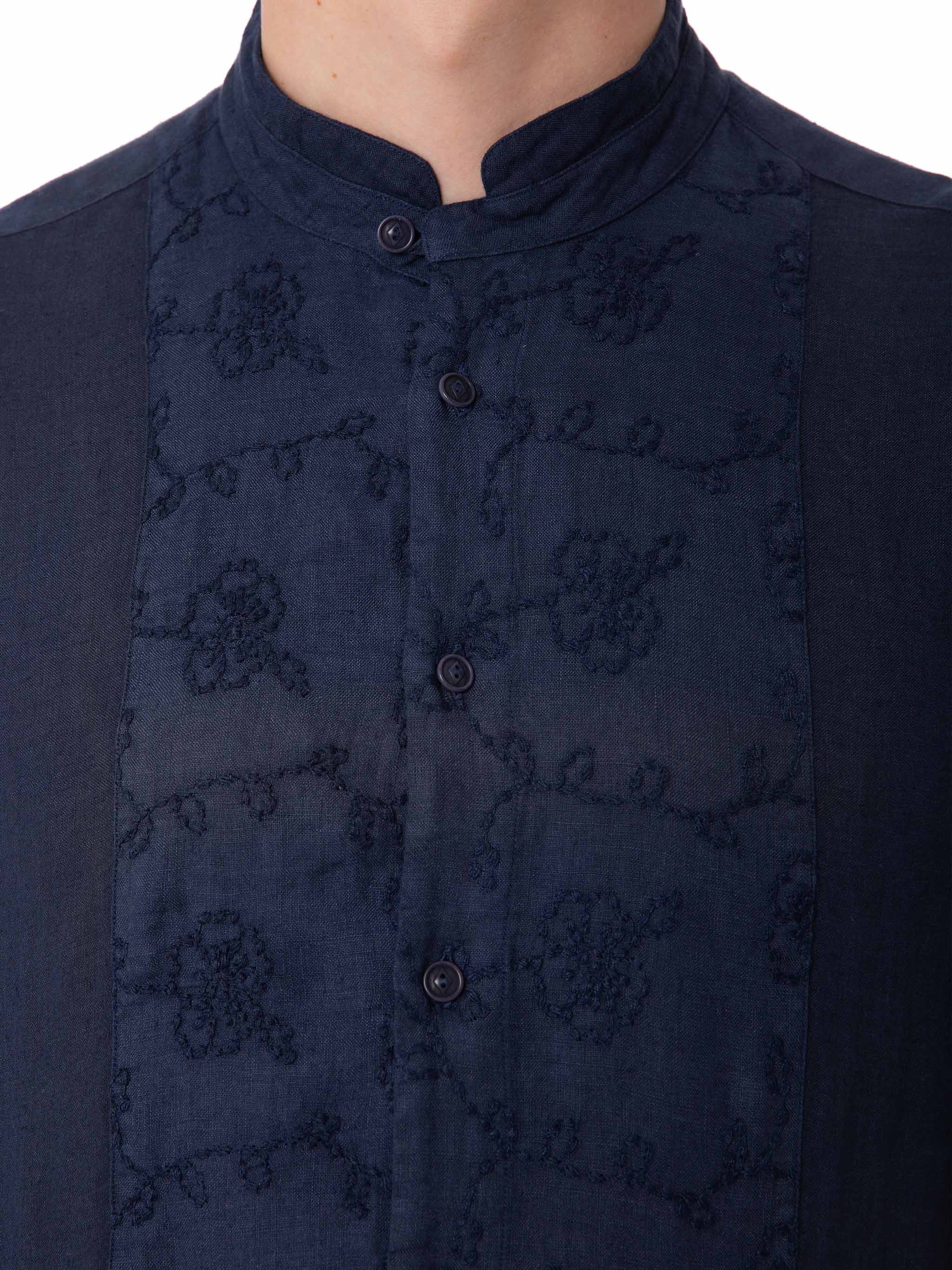 Blauw linnen herenoverhemd met bloemenborduurwerk