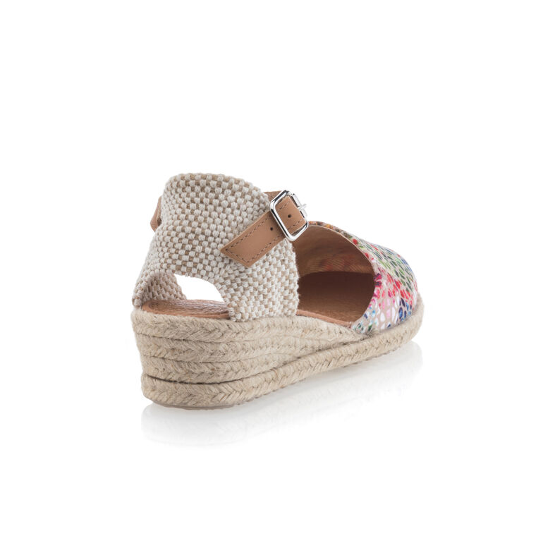 Alpargatas multicolores para mujer con suela de cuerda.
