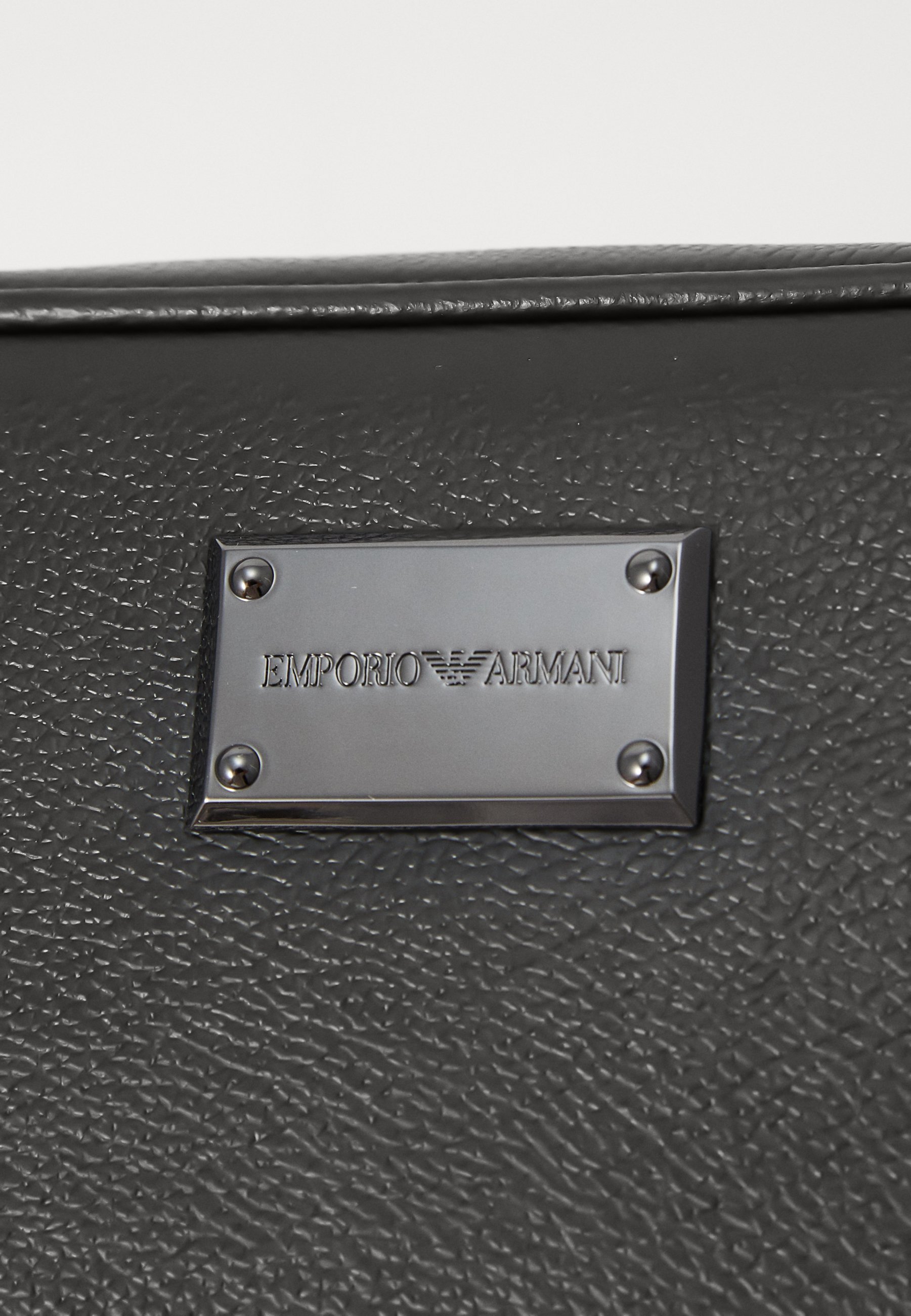 Cestování Emporio Armani