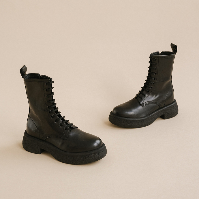 Boots à plateformes et lacets  en cuir noir