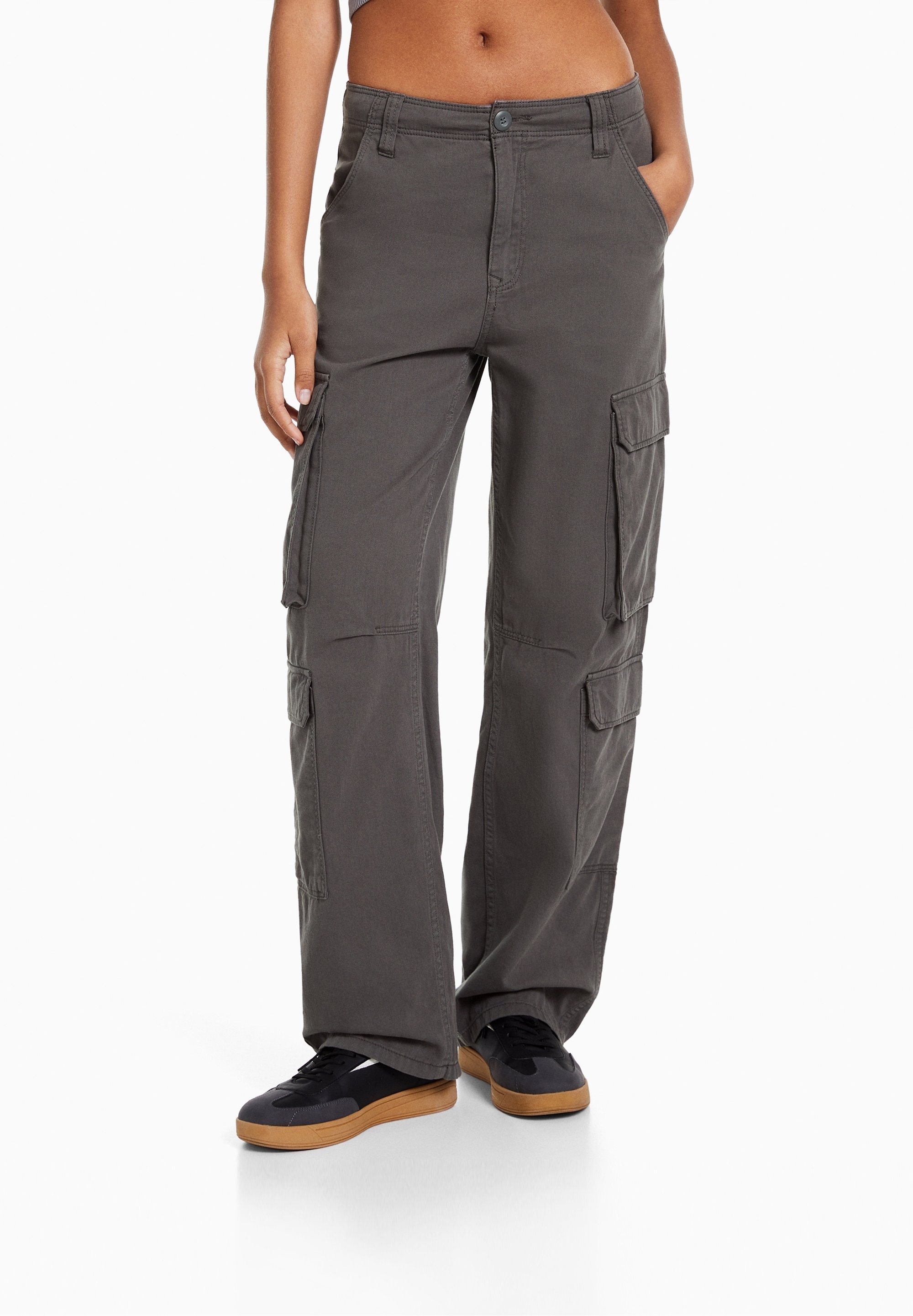Nohavice Bershka Cargo - tmavošedé