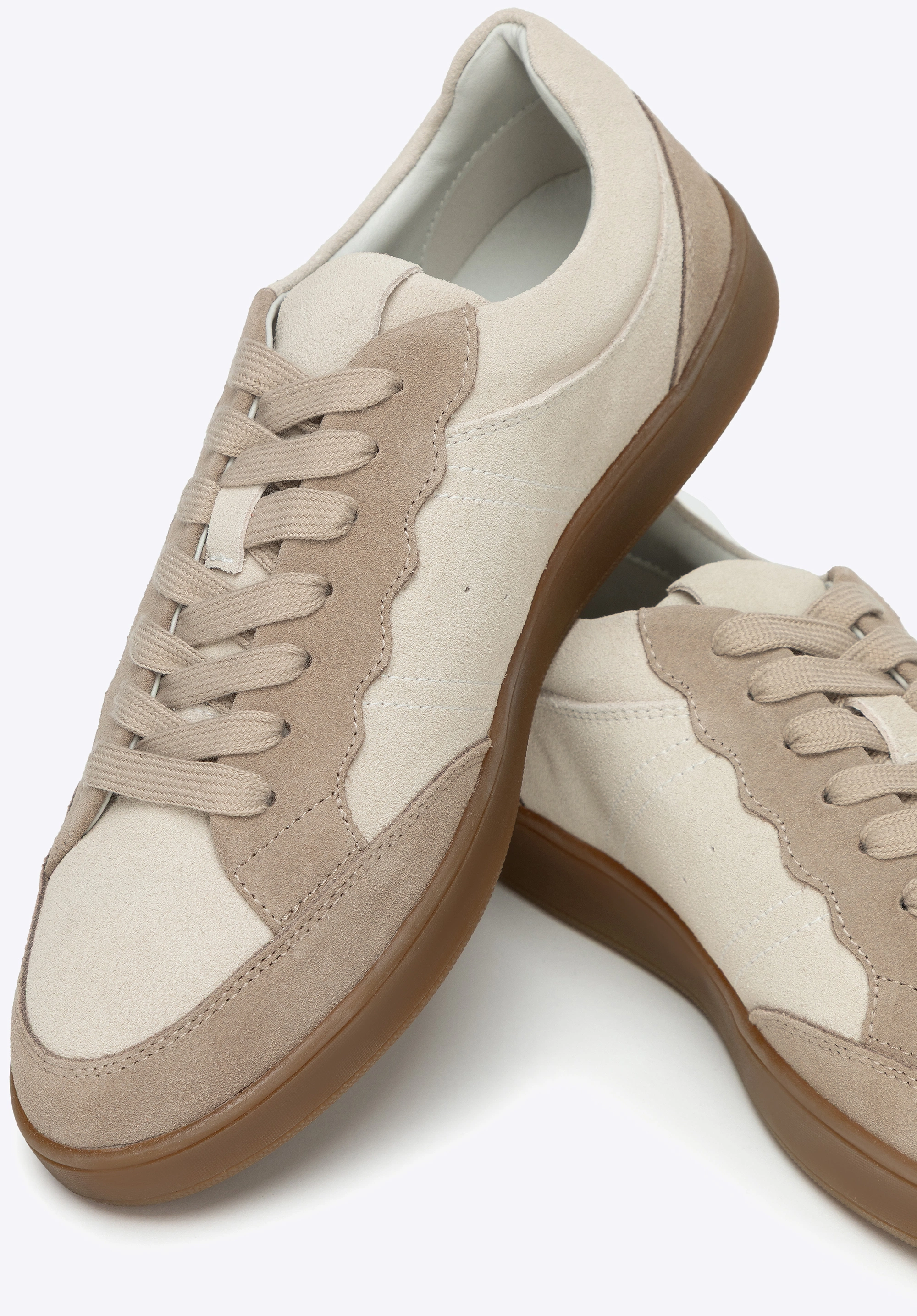Zamszowe sneakersy z kontrastowymi elementami beżowe