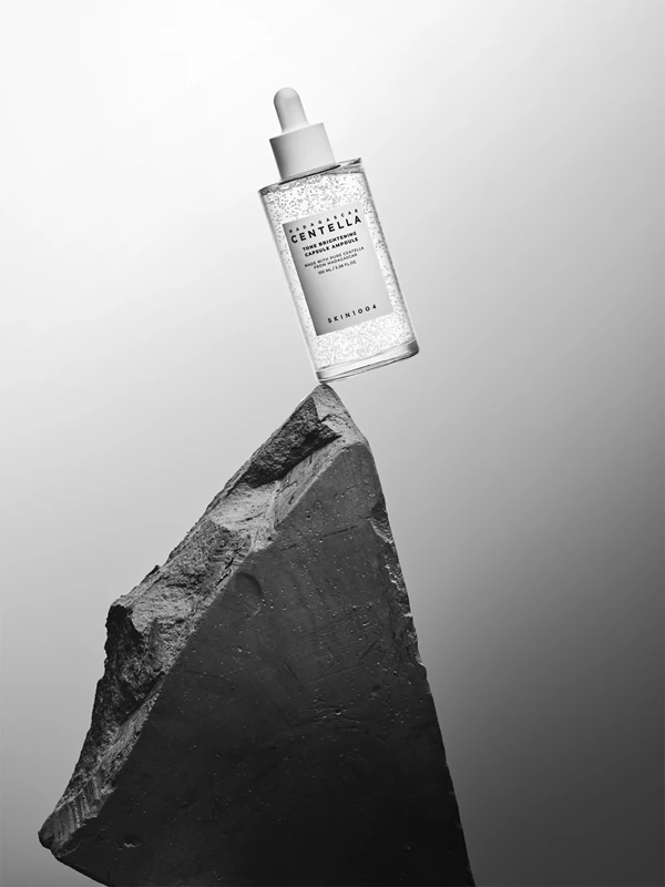 SKIN1004 Madagascar Centella Tone Brightening Capsule Ampoule sérum hidratante para iluminar e suavizar a pele.