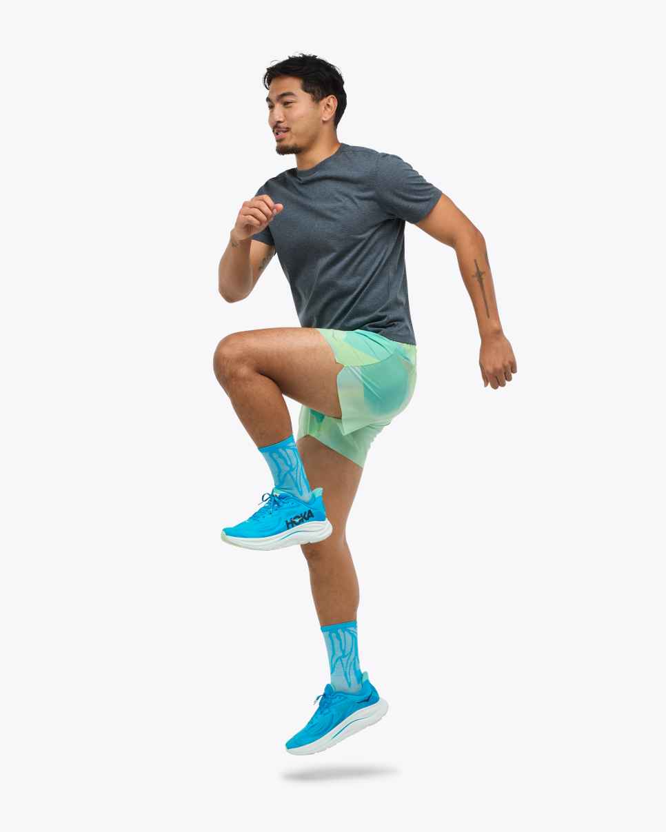 HOKA Glide 5-toners Short met een korte, frisse appelmist.