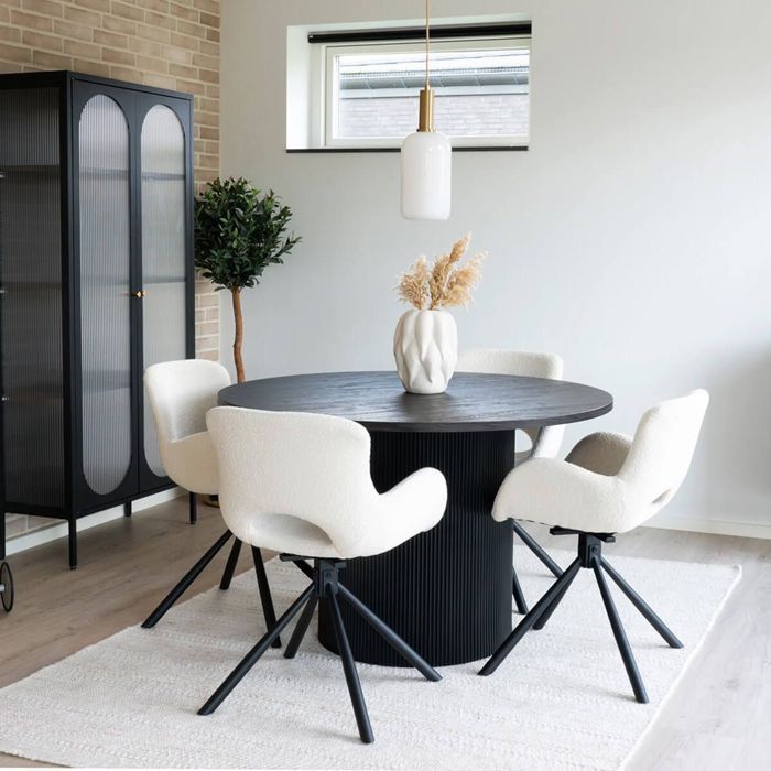HERMOS - Juego de 4 sillas de comedor en tela bouclé blanca con base giratoria de metal negro.