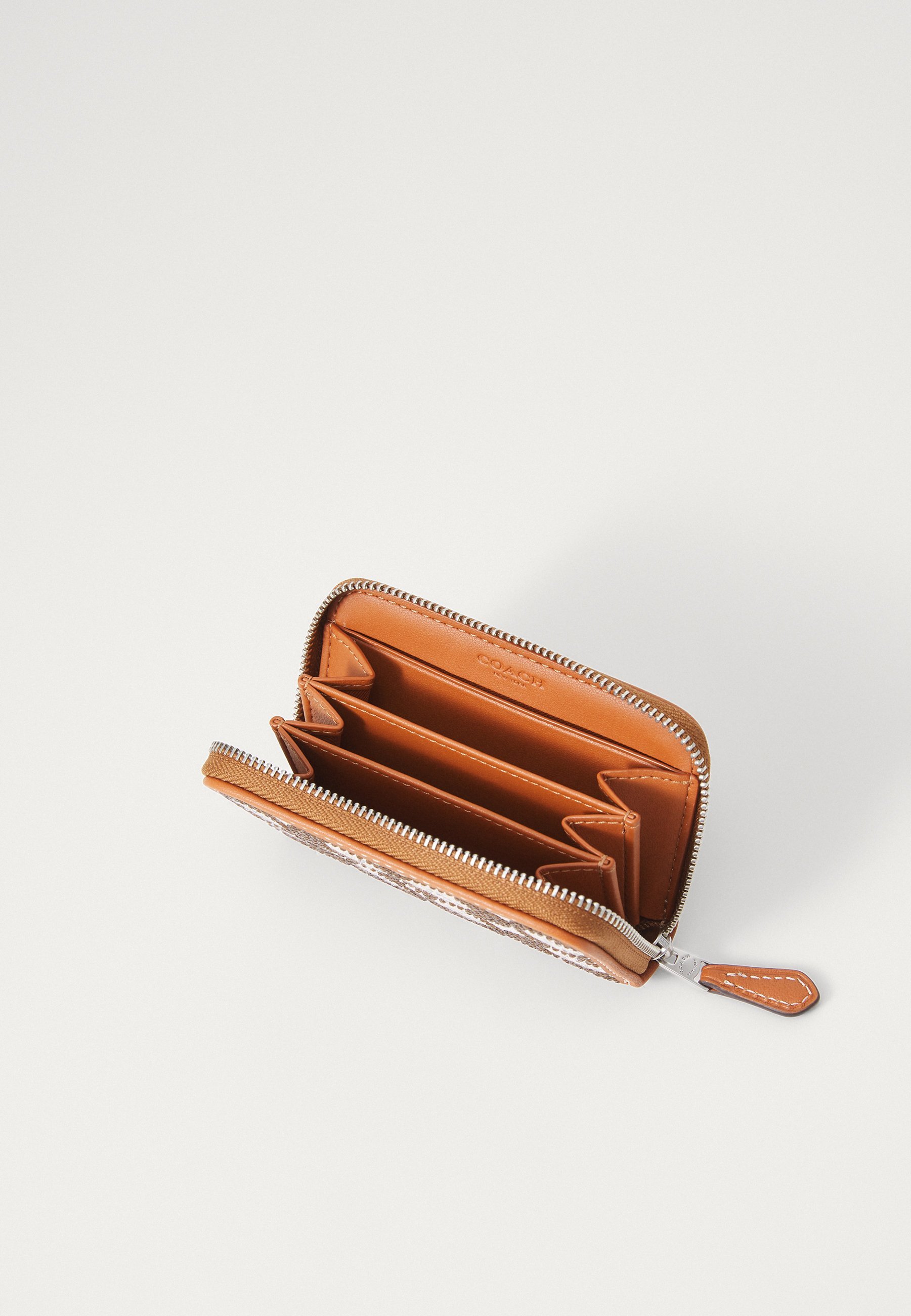 COACH CRYSTAL SIGNATURE ESSENTIAL SMALL ZIP AROUND CARD CASE - Piniginė - kairė / poliruoto gintaro spalvos