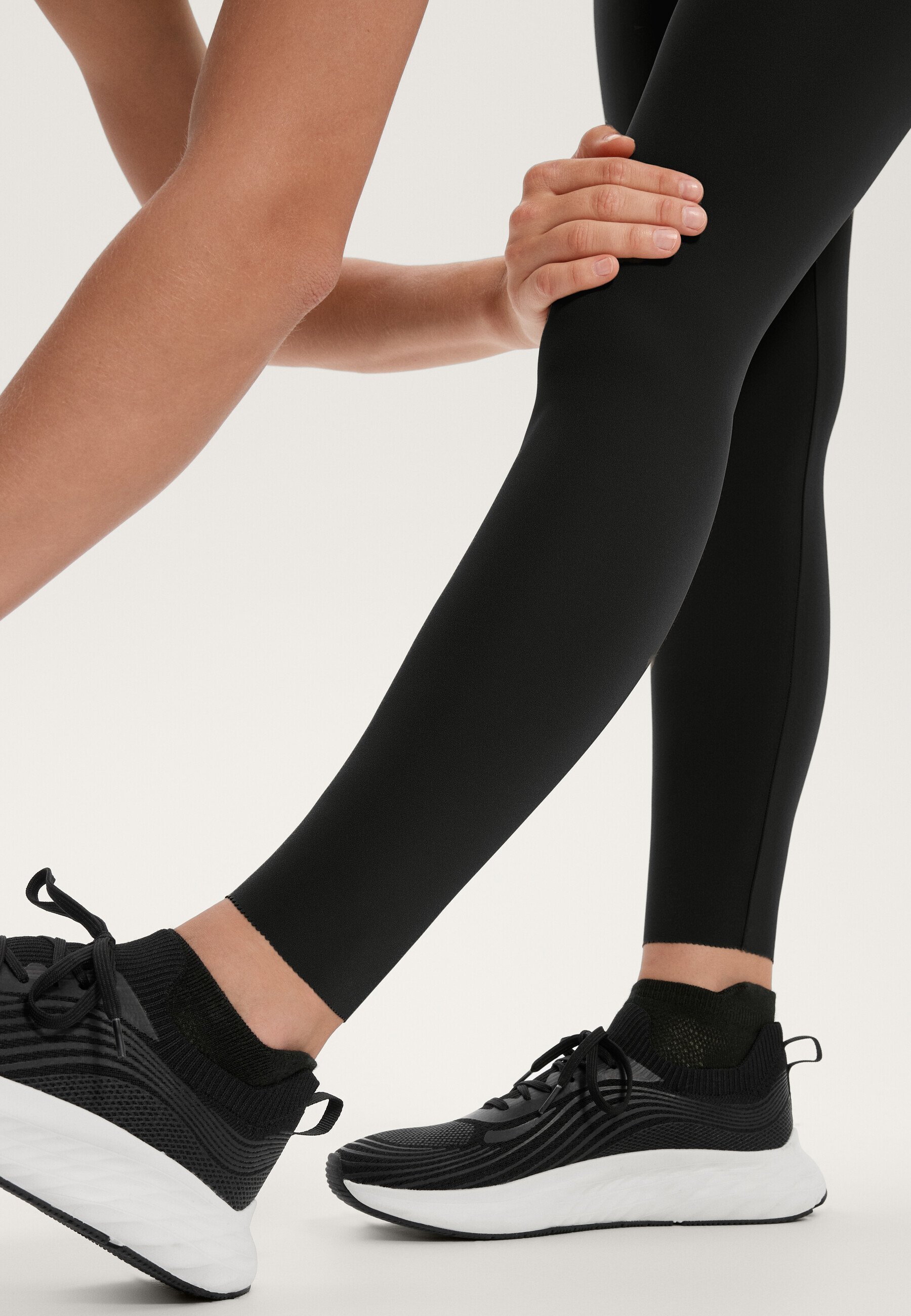 Leggings OYSHO a vita alta con controllo del core, lunghezza alla caviglia 65 cm - neri