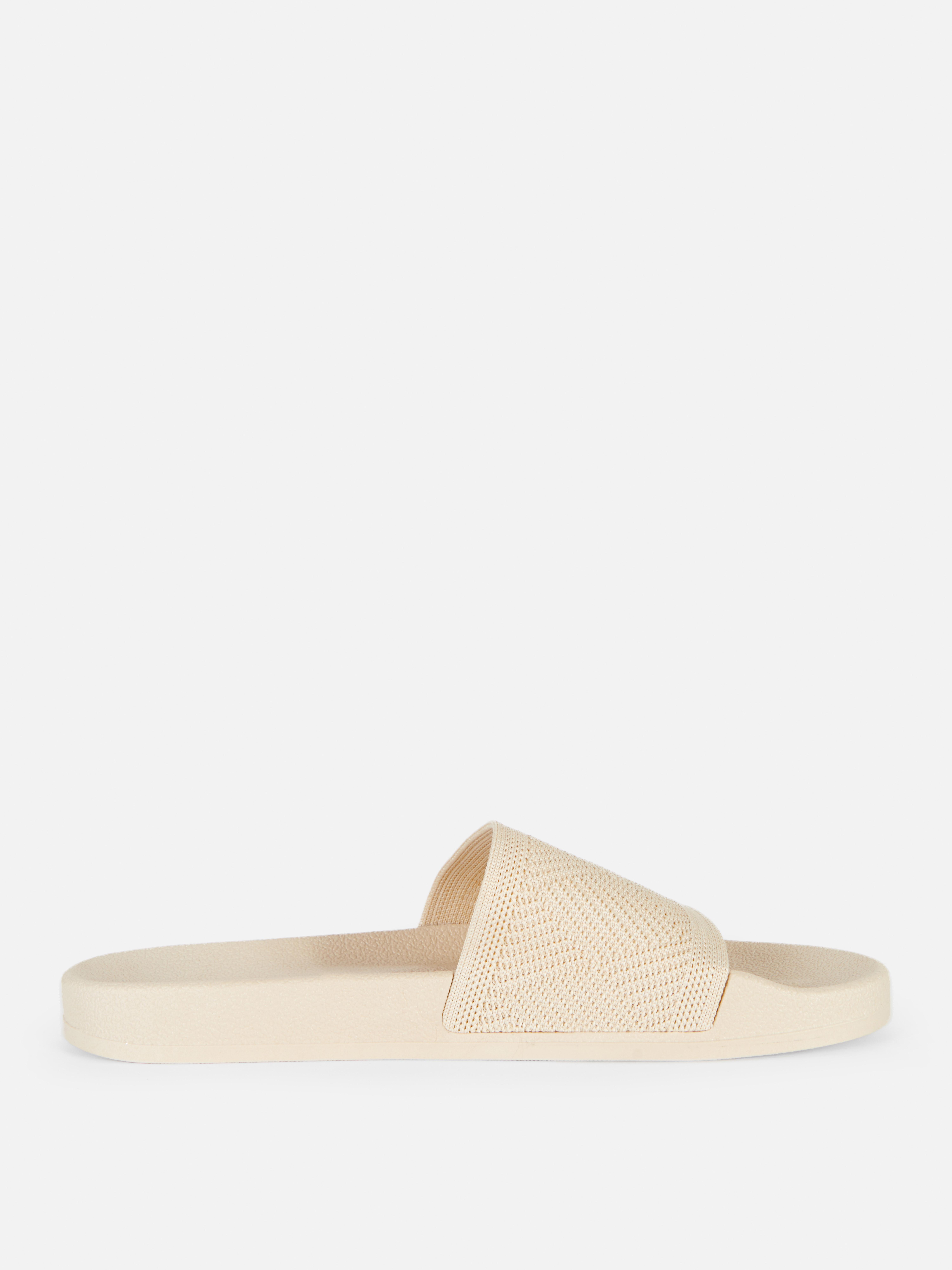 Sandale cu barete croșetate. Oferă-i ținutelor tale însorite un farmec boho cu aceste sandale texturate.