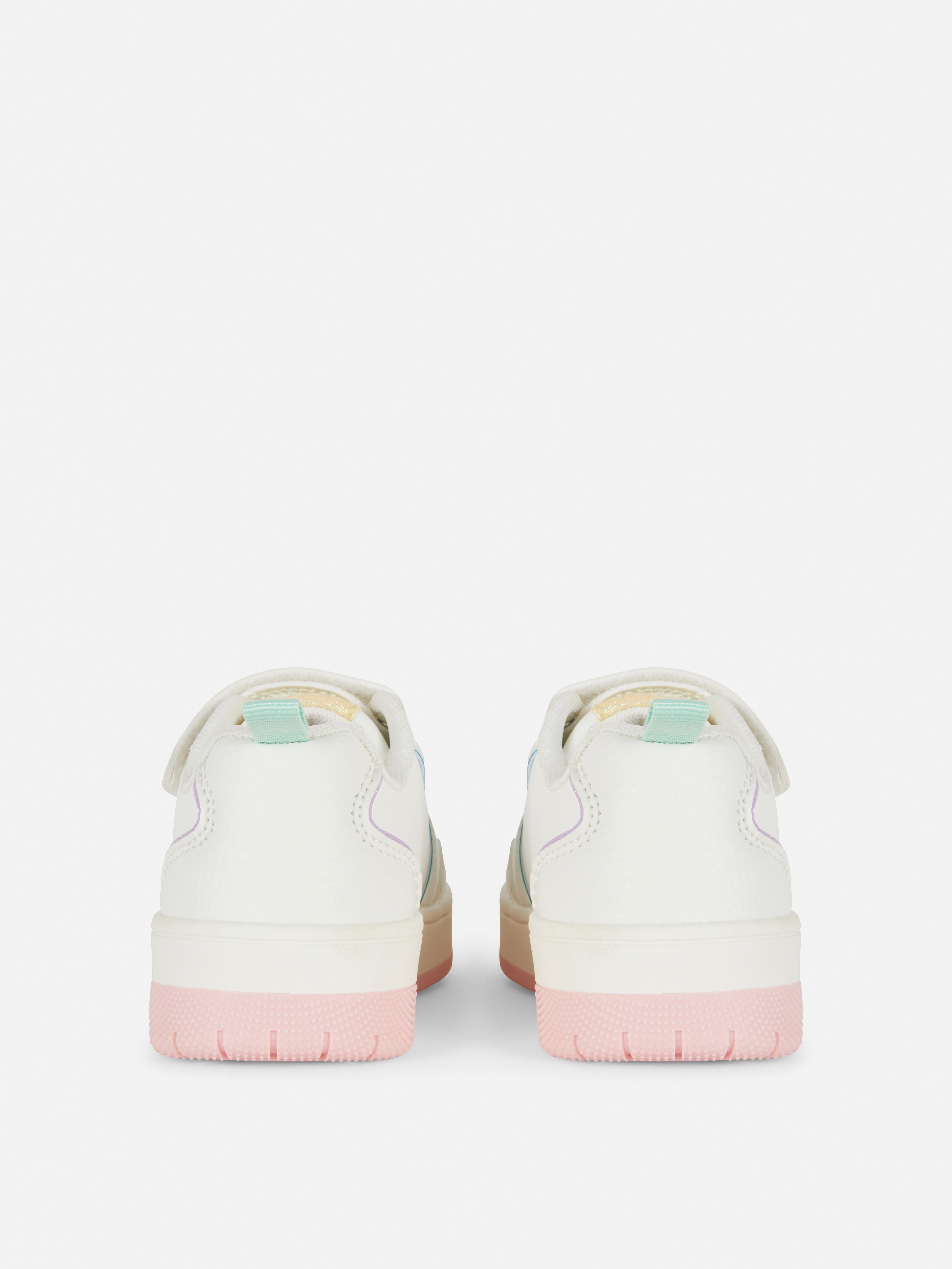 Sneakers basse in tela con stampa arcobaleno. Regala loro queste sneakers carine e comode con un arcobaleno stampato sopra.