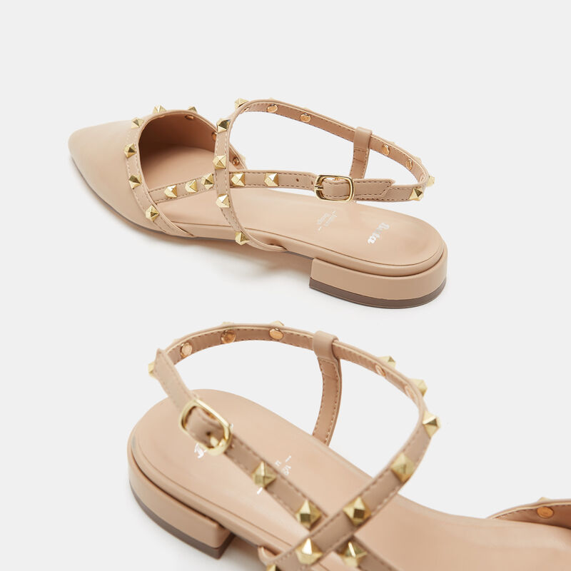 Ballerinor med spetsiga tå och nitar