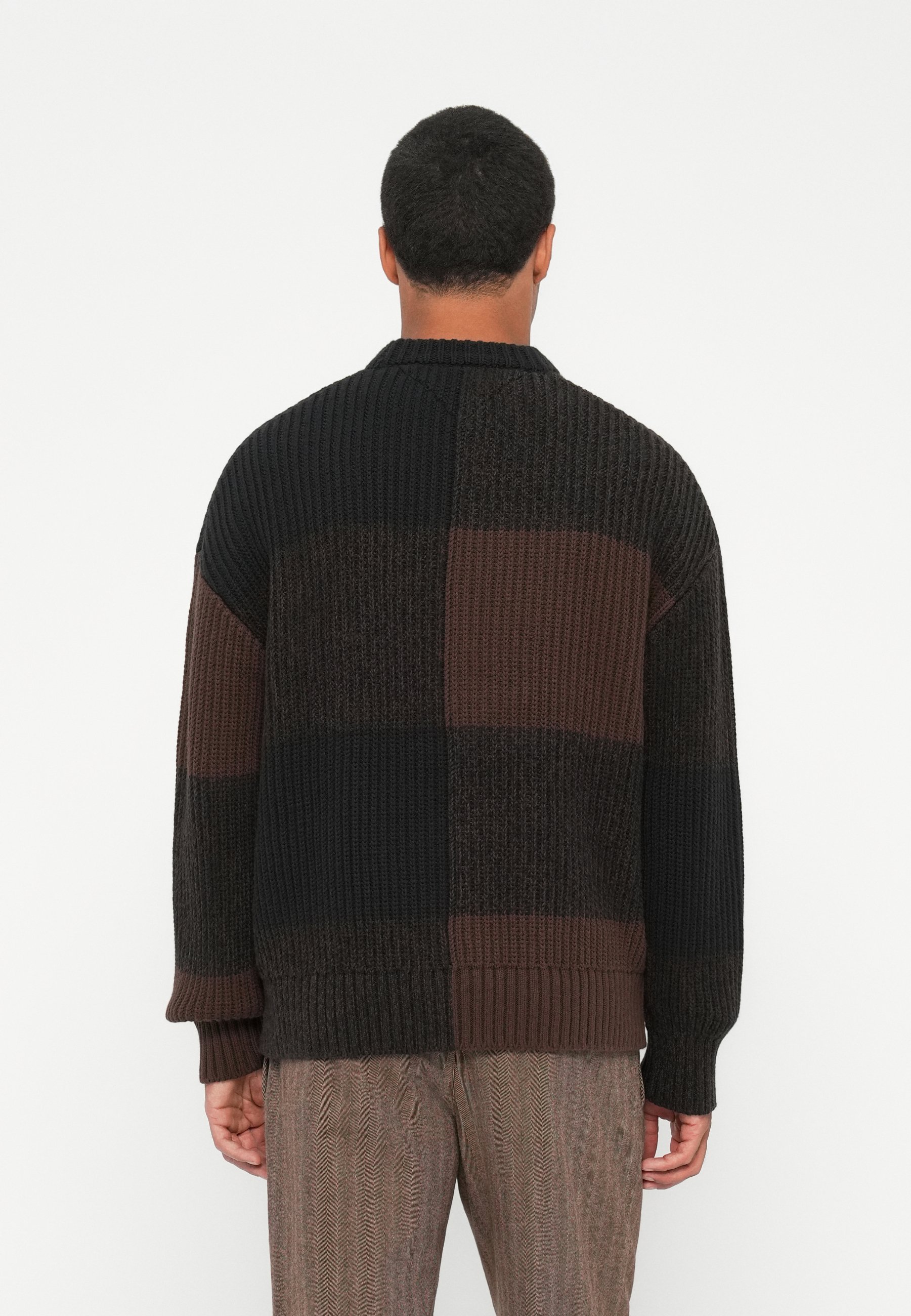 Tommy Hilfiger pulover z okroglim izrezom - čisto rjav/črn