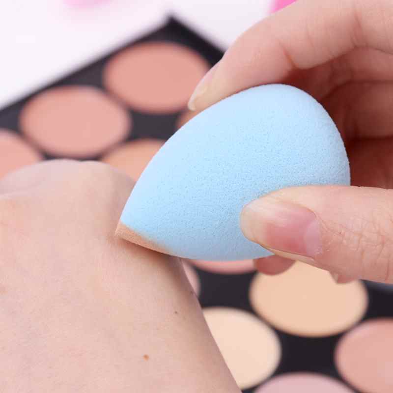 Éponge cosmétique lisse 1 pièce, utilisable sèche ou humide, pour le maquillage, le fond de teint et les soins du visage. Accessoire beauté en forme de goutte d'eau.