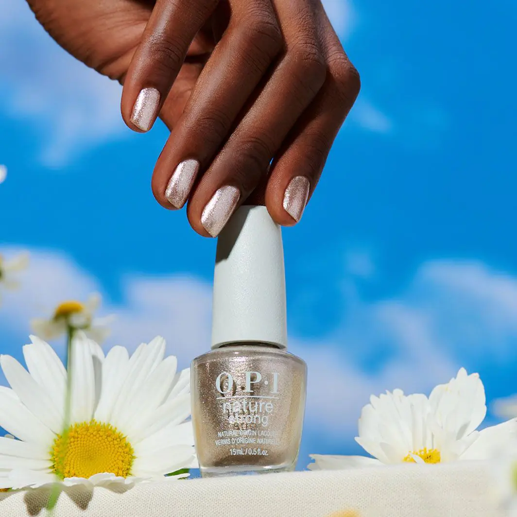 Opi Nature Strong Lakier do paznokci Glowing Places 15ml