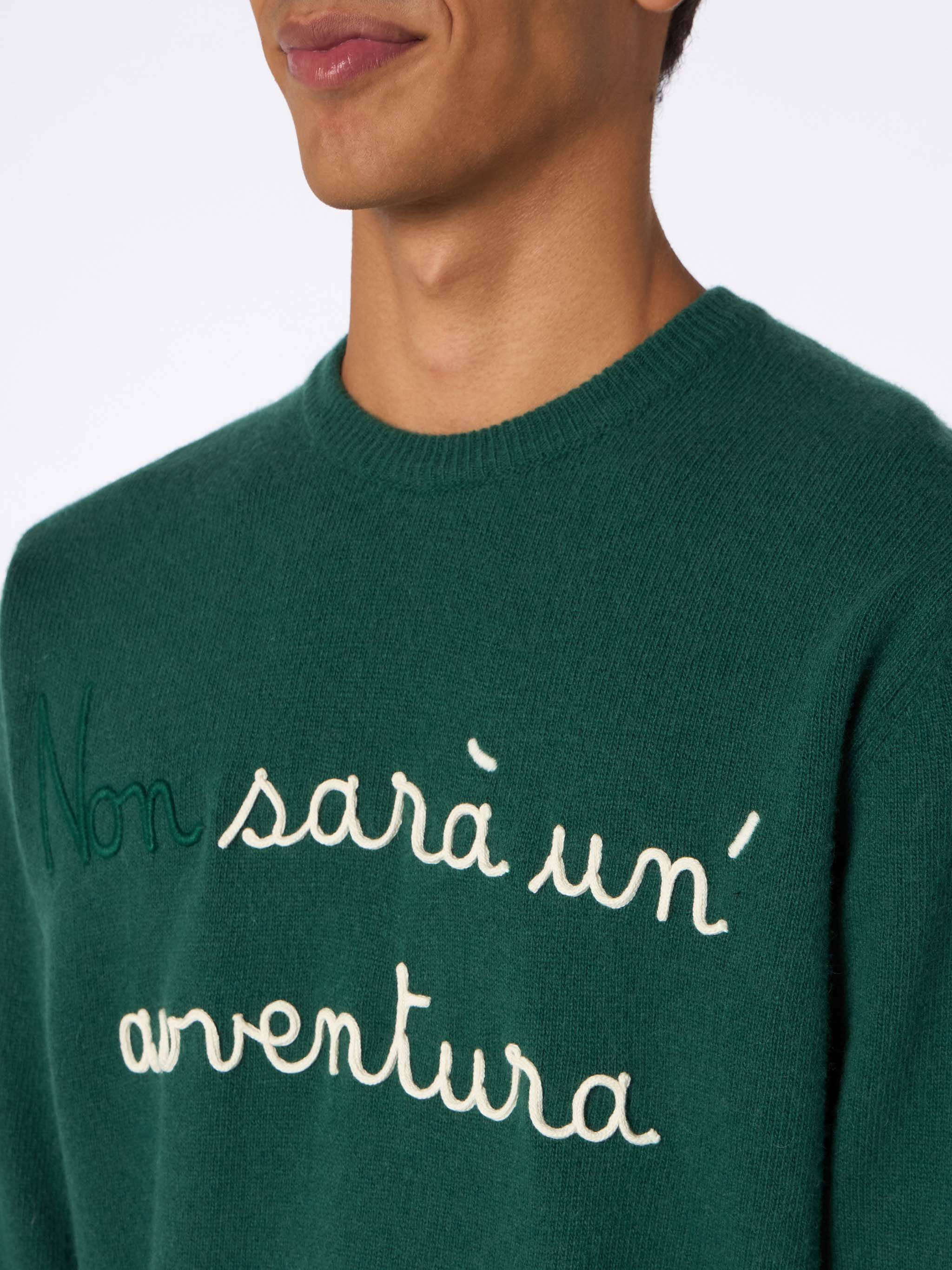 Maglione da uomo verde Heron con ricamo Non sarà un'avventura