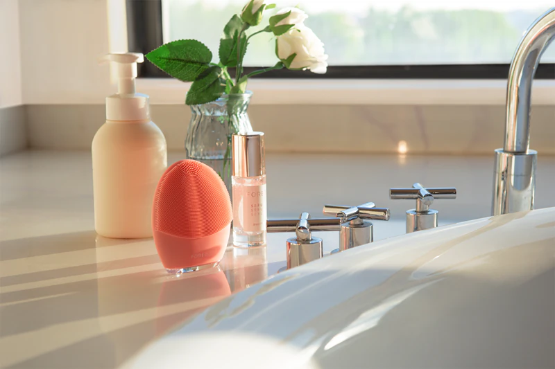 FOREO LUNA™4 přístroj na čištění a zpevnění obličeje