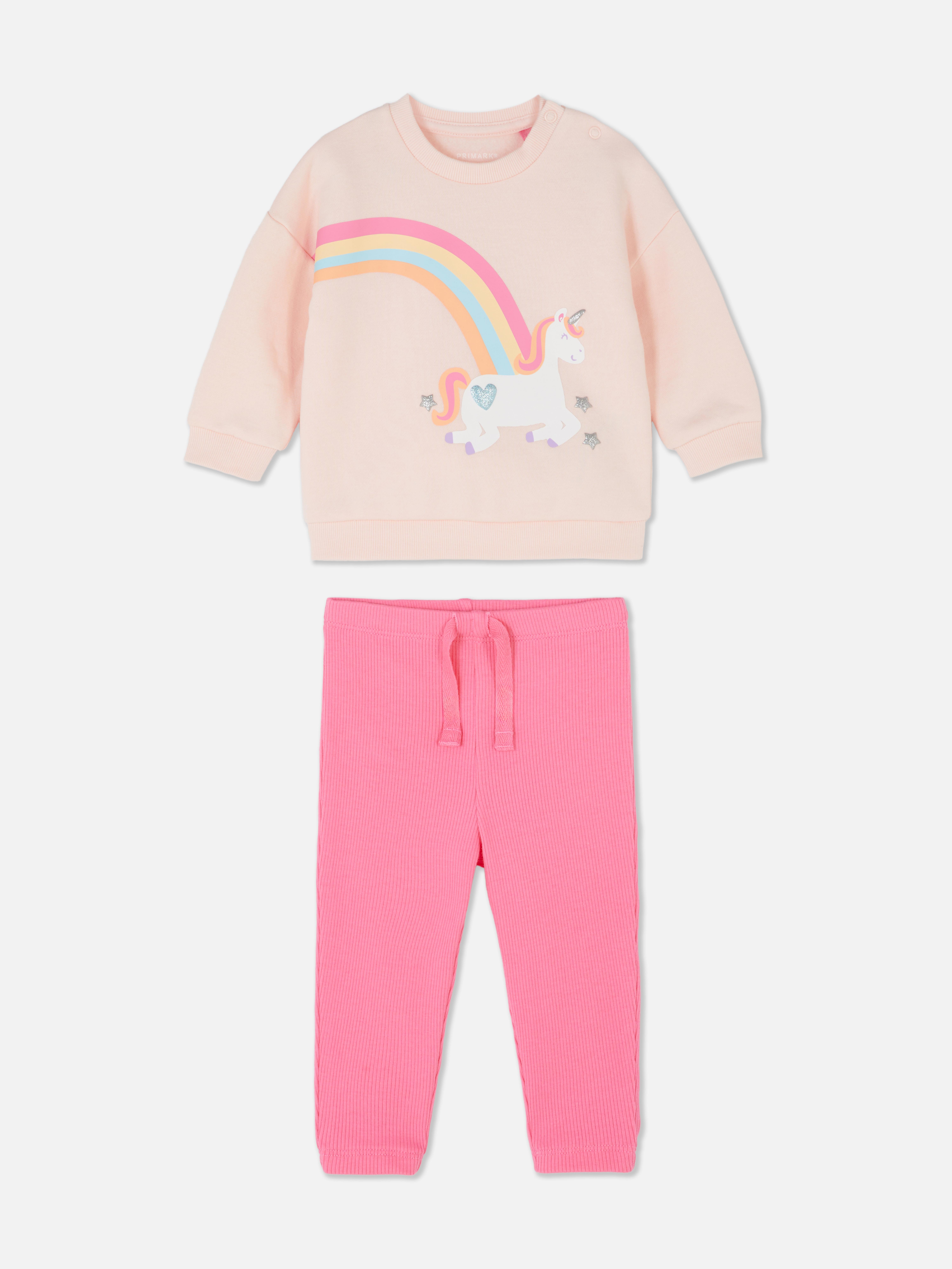 Completo coordinato con felpa e leggings con unicorno. Il tuo piccolo starà comodo tutto il giorno con questo morbido completo composto da felpa e leggings.