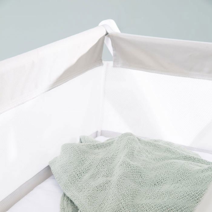 ROBA Faltbares Beistellbett – Canvas und Netzgewebe – Matratze und feststellbare Rollen – 90 x 45 cm – Grau/Weiß