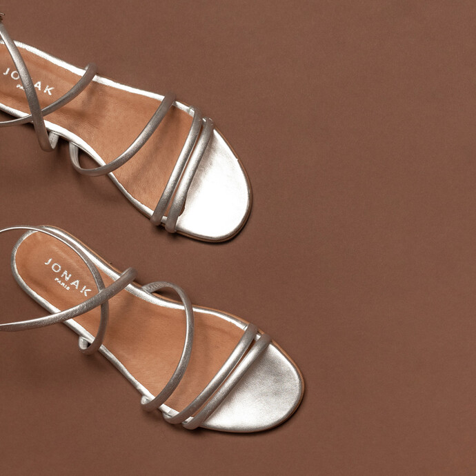 Sandales plates à brides et lanières  en cuir métallisé argent