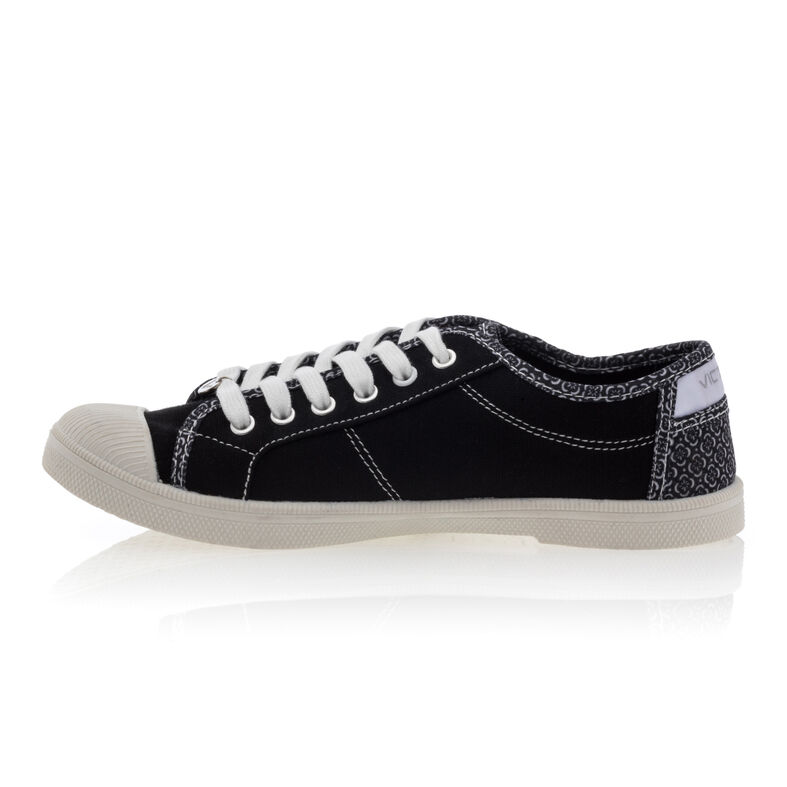 Zapatillas deportivas para mujer en color negro.