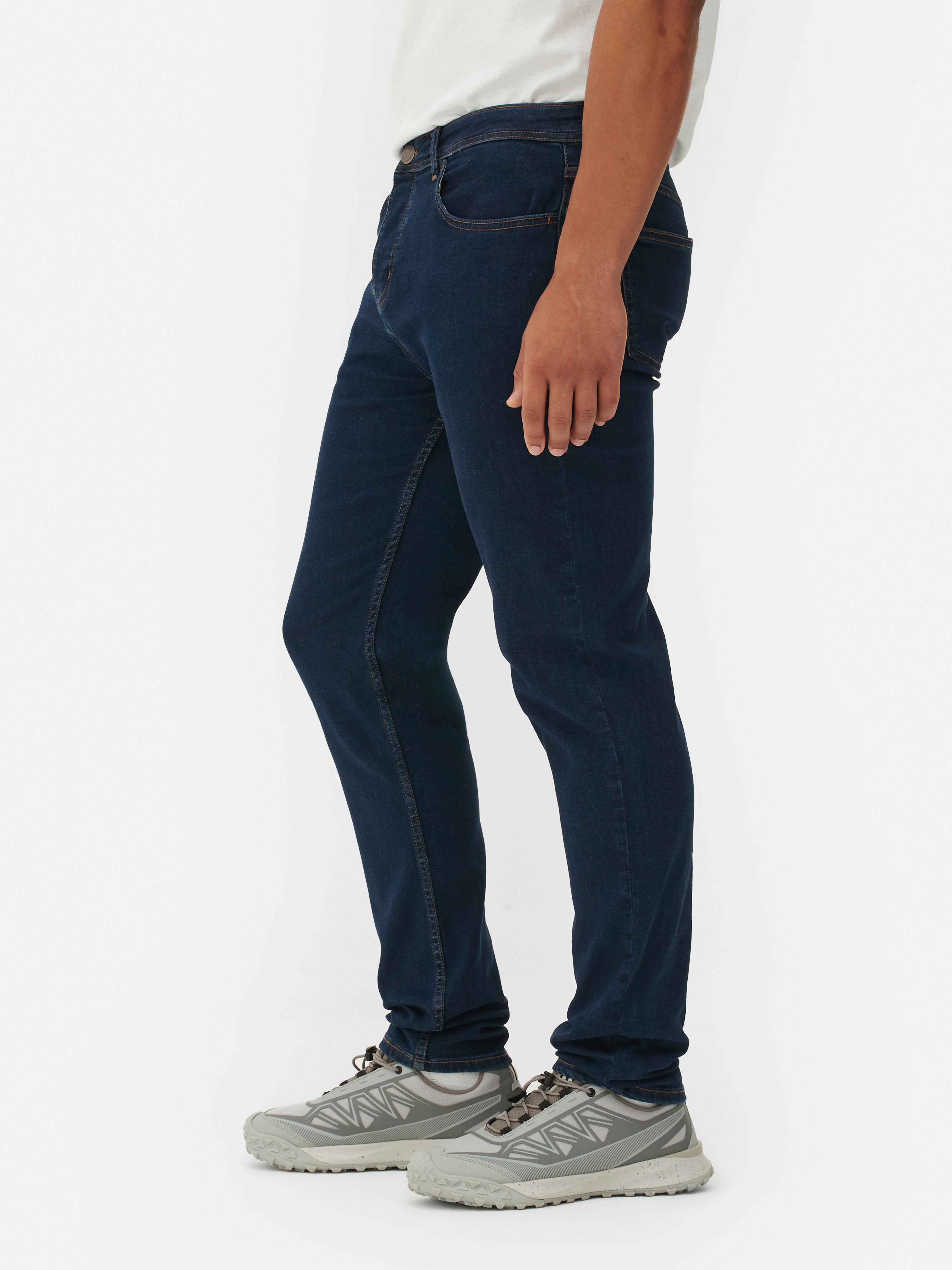 Blugi elastici, slim fit. Blugi mulați cu închidere cu nasturi, cinci buzunare și găici pentru curea.