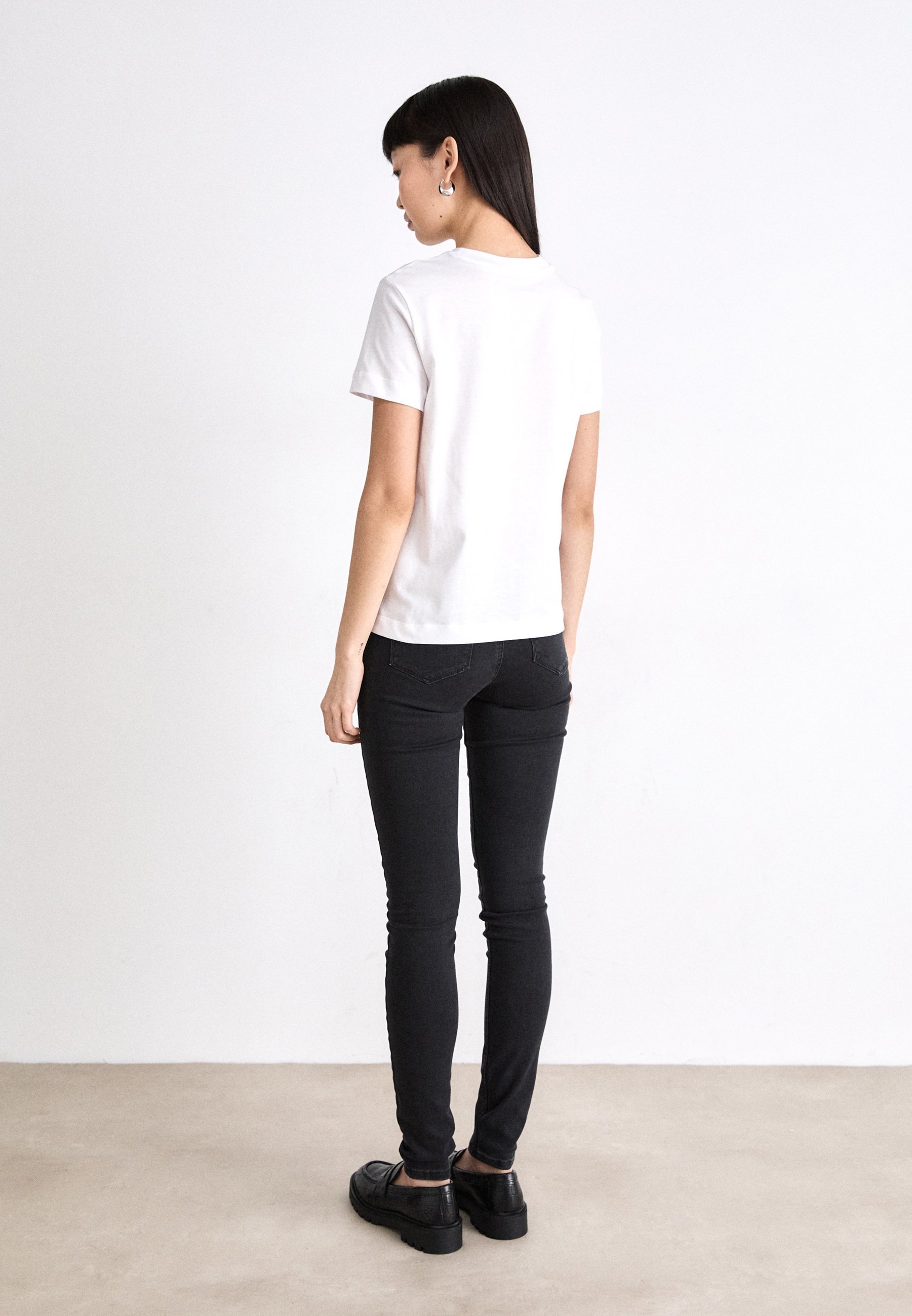 CORE MONOGRAM REGULAR - Triko s potiskem - black/white Calvin Klein Jeans
