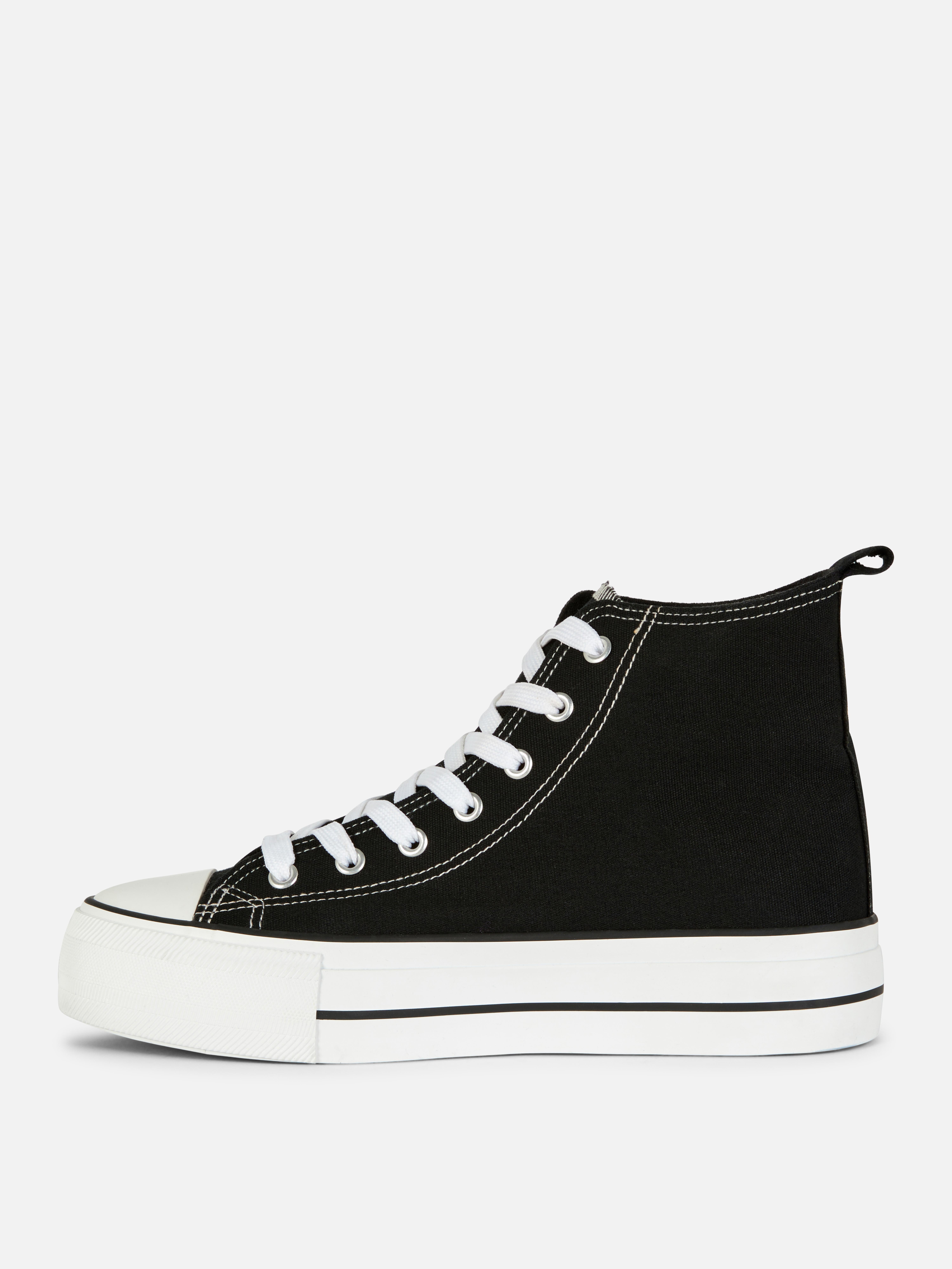 Sneakers classiche in tela. Dai una marcia in più alla tua collezione di scarpe con le nostre sneakers con plateau.