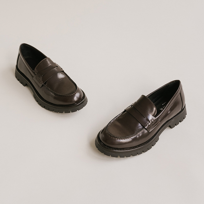 Mocassins à semelles crantées  en cuir glacé marron