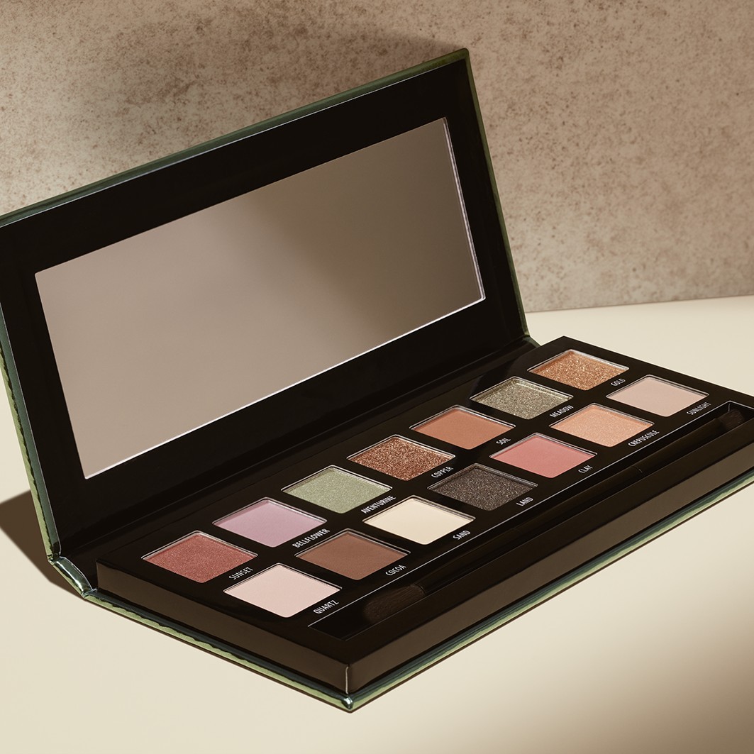 Douglas Collection acu ēnu palete “Zemes kailu toņu” – 17,6 g