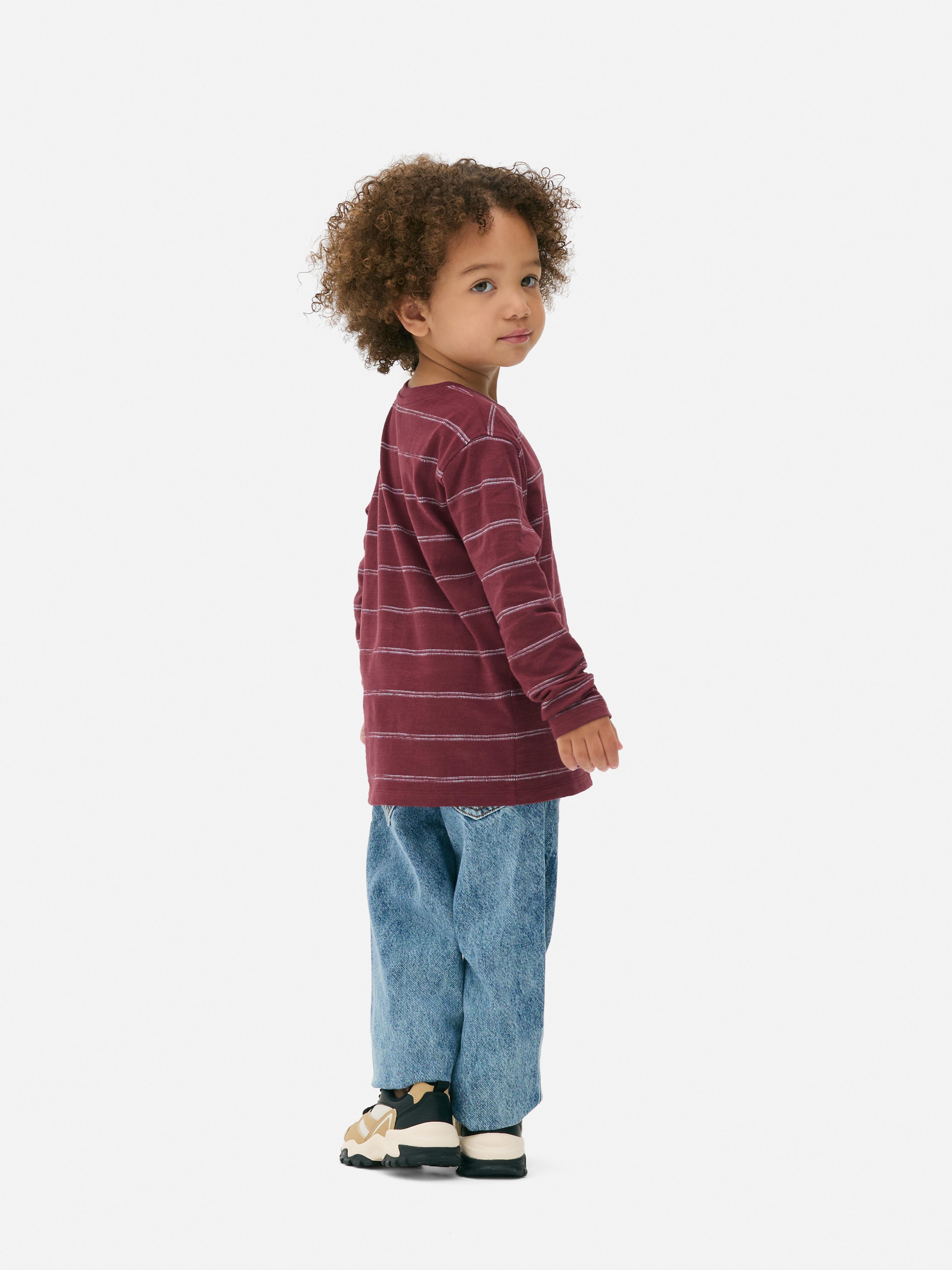 Gestreiftes Langarmshirt für Jungen. Dieses strukturierte T-Shirt hat lange Ärmel und ein Streifenmuster.